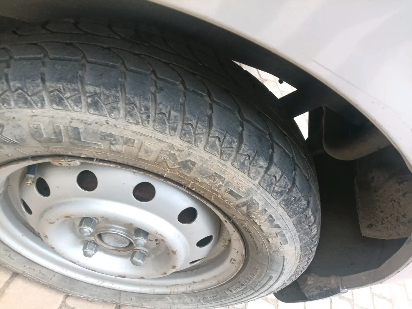 2011 Maruti Wagon R 1.0 LXI CNG, CNG, Manual, 2,22,573 km, tyre