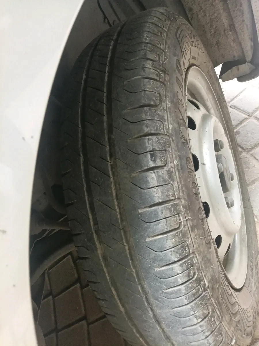 2011 Maruti Wagon R 1.0 LXI CNG, CNG, Manual, 2,22,573 km, tyre