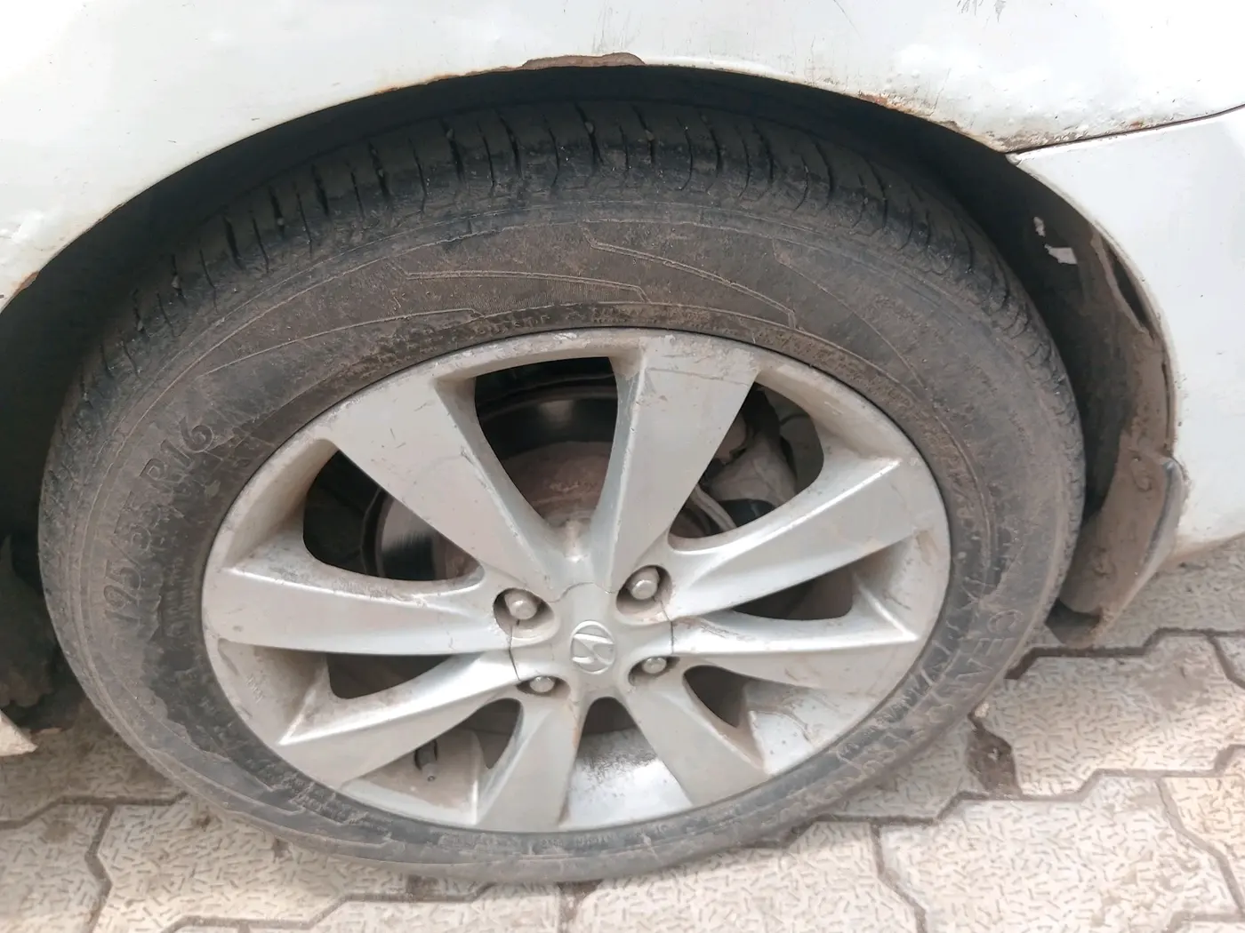 2012 Hyundai Verna FLUIDIC 1.6 VTVT SX, CNG, Manual, 97,454 km, tyre