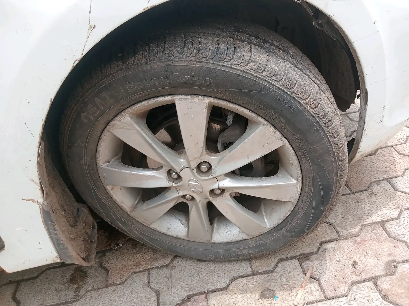2012 Hyundai Verna FLUIDIC 1.6 VTVT SX, CNG, Manual, 97,454 km, tyre