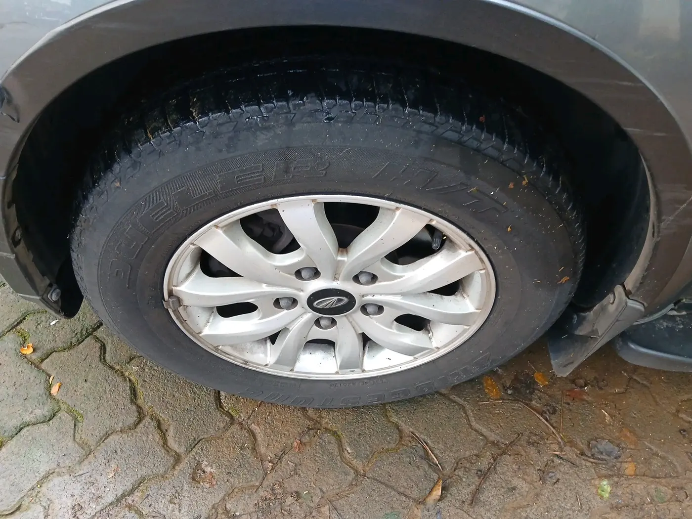 2017 Mahindra XUV500 W10 AT, Diesel, Automatic, 61,920 km, tyre