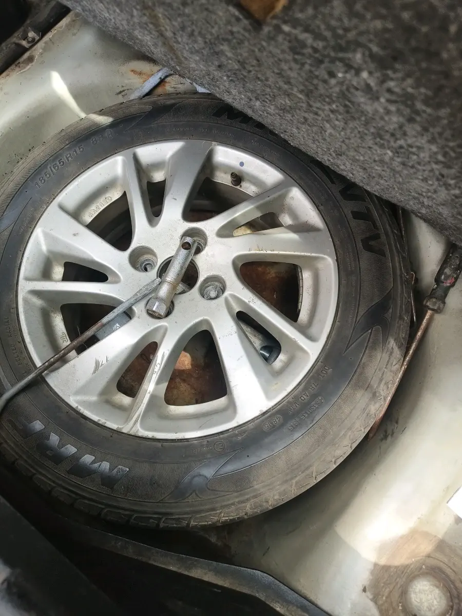 2013 Maruti Swift ZDI, Diesel, Manual, 1,81,964 km, tyre