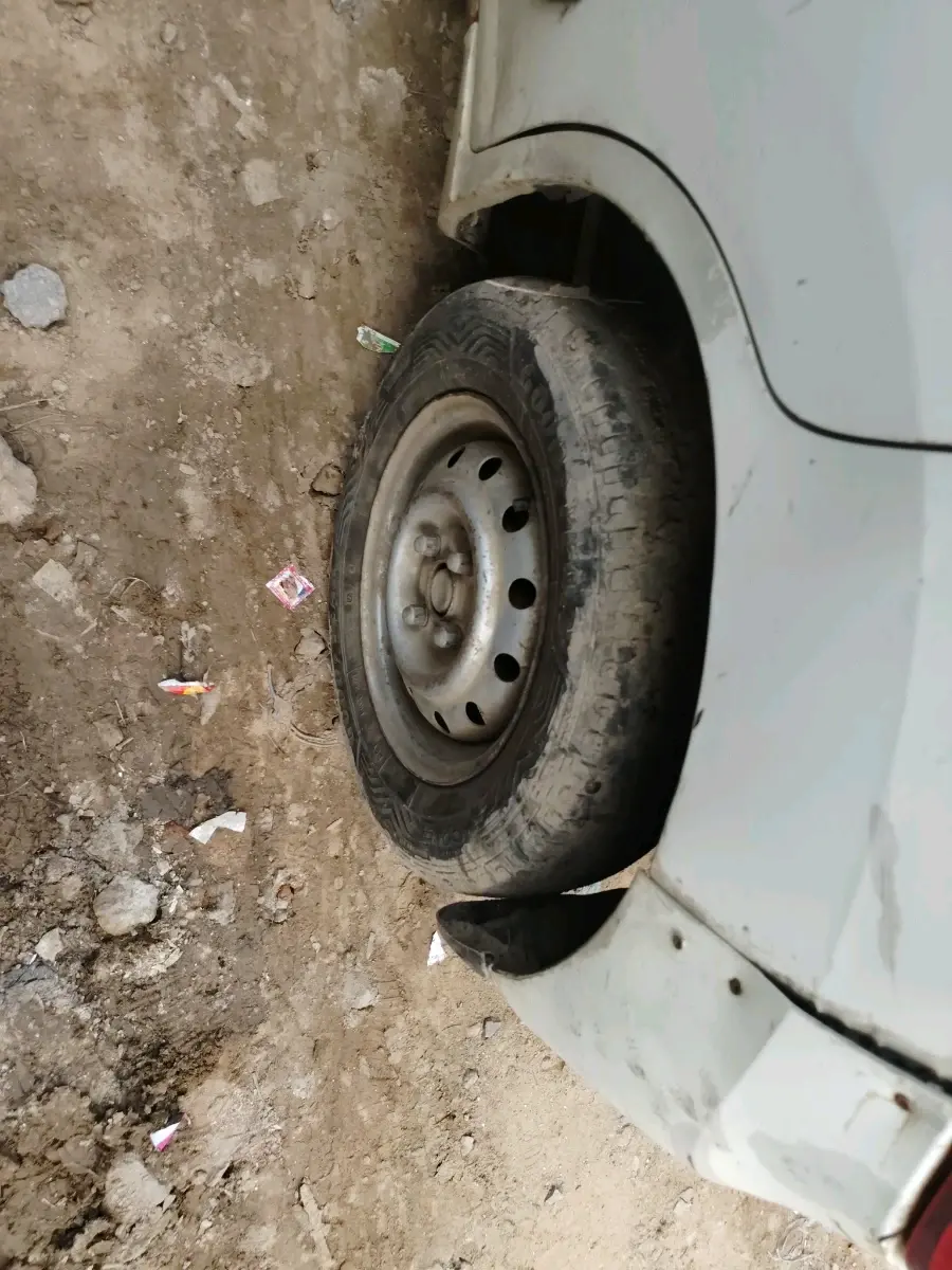 2013 Maruti Wagon R 1.0 LXI, CNG, Manual, 70,766 km, tyre