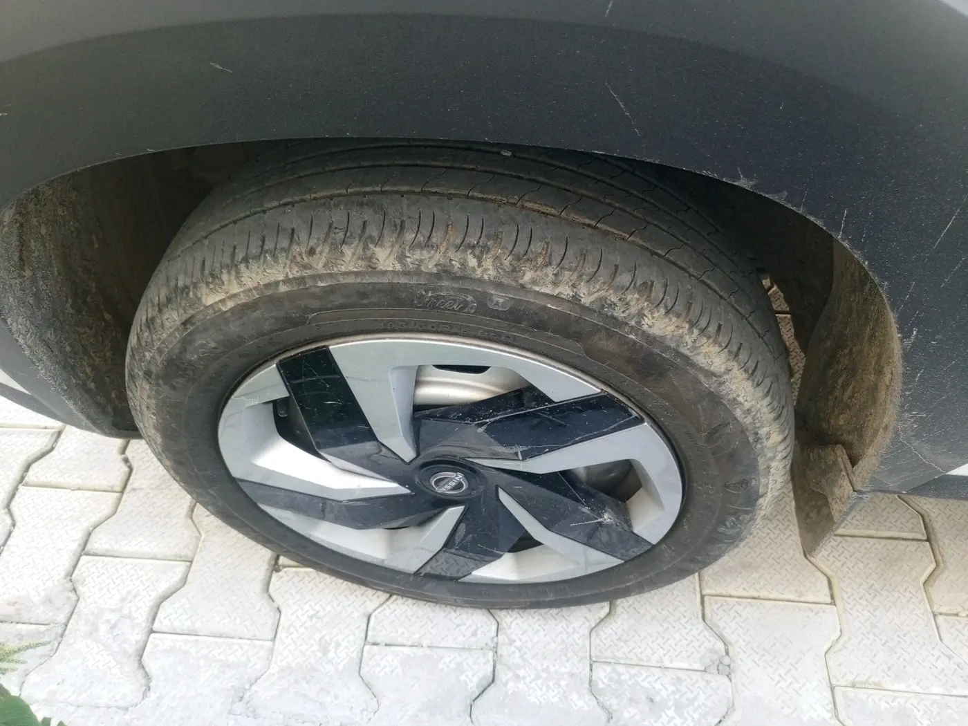 2024 Nissan MAGNITE  XE AMT EZ Shift, Petrol, Automatic, 8,830 km, tyre
