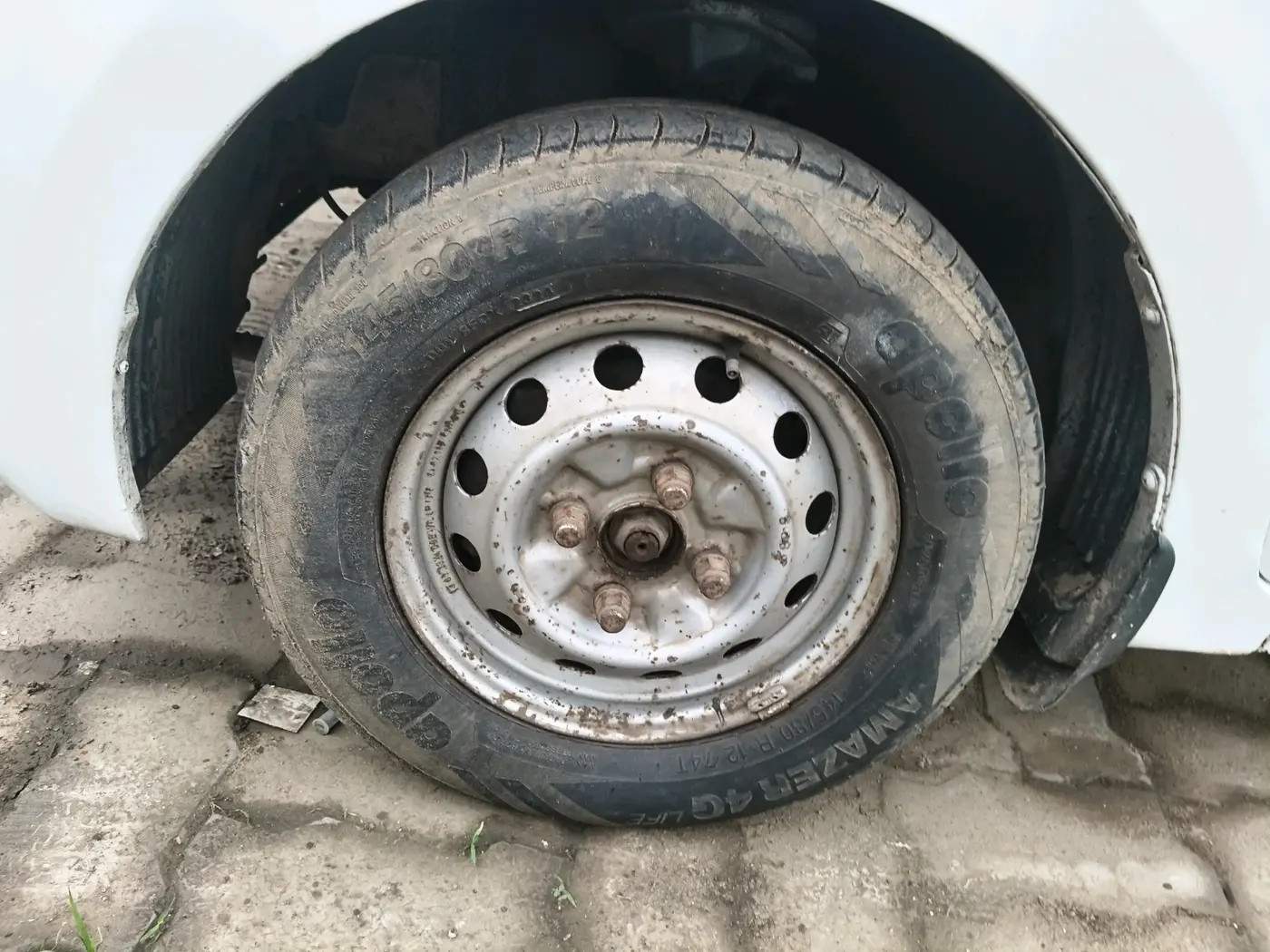 2013 Hyundai Eon ERA +, CNG, Manual, 1,55,525 km, tyre
