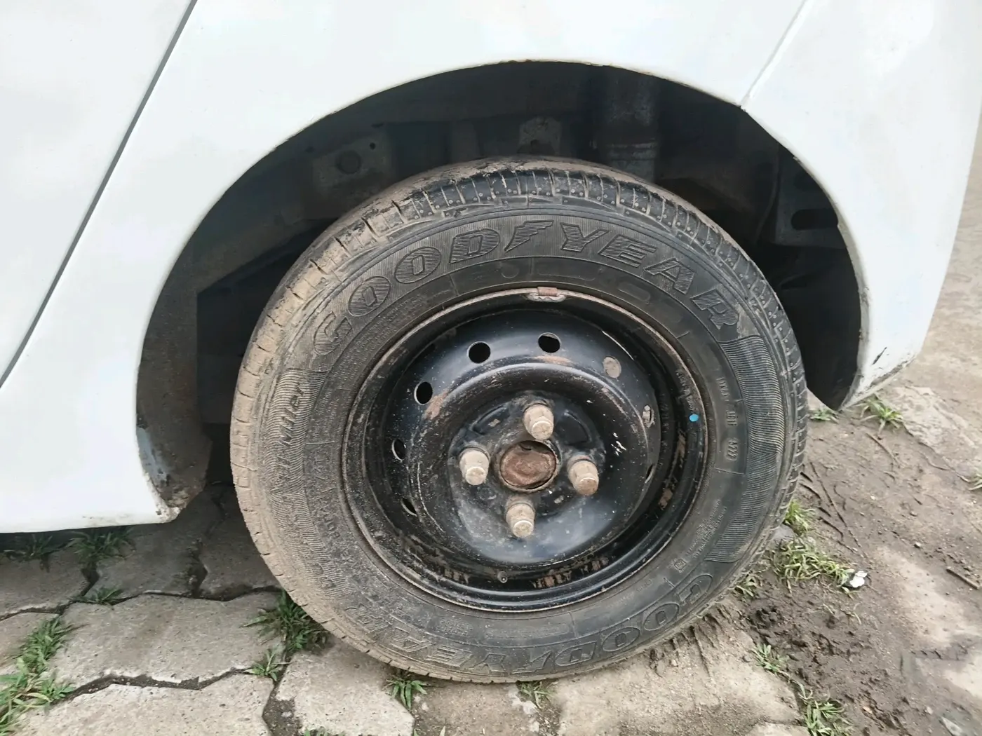 2013 Hyundai Eon ERA +, CNG, Manual, 1,55,525 km, tyre