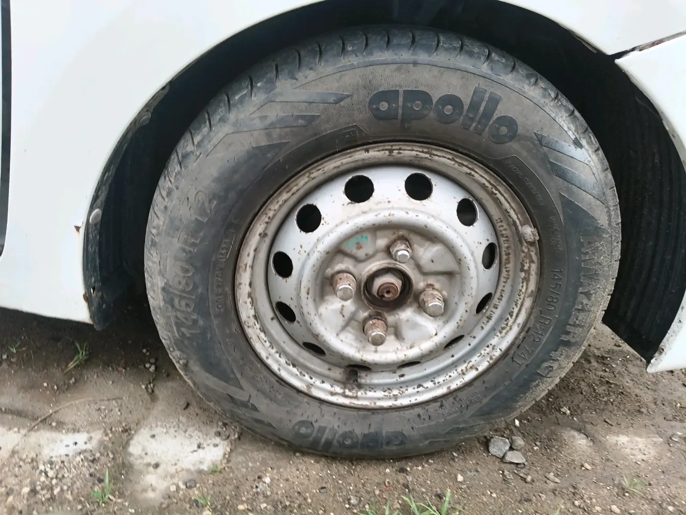 2013 Hyundai Eon ERA +, CNG, Manual, 1,55,525 km, tyre