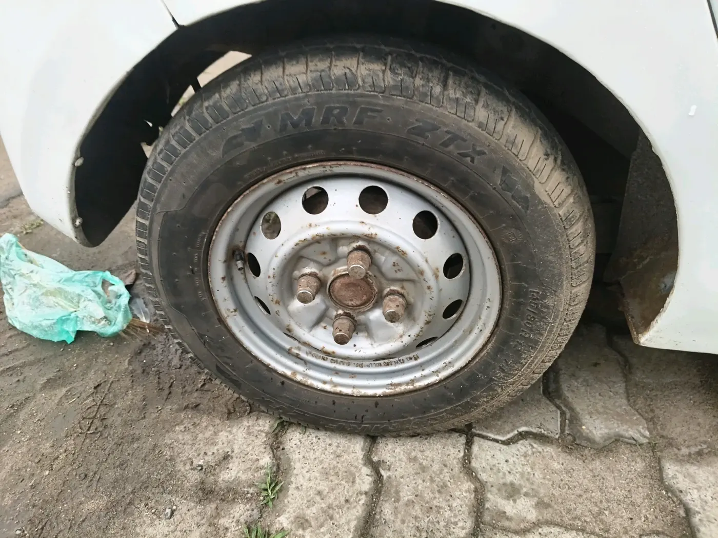 2013 Hyundai Eon ERA +, CNG, Manual, 1,55,525 km, tyre