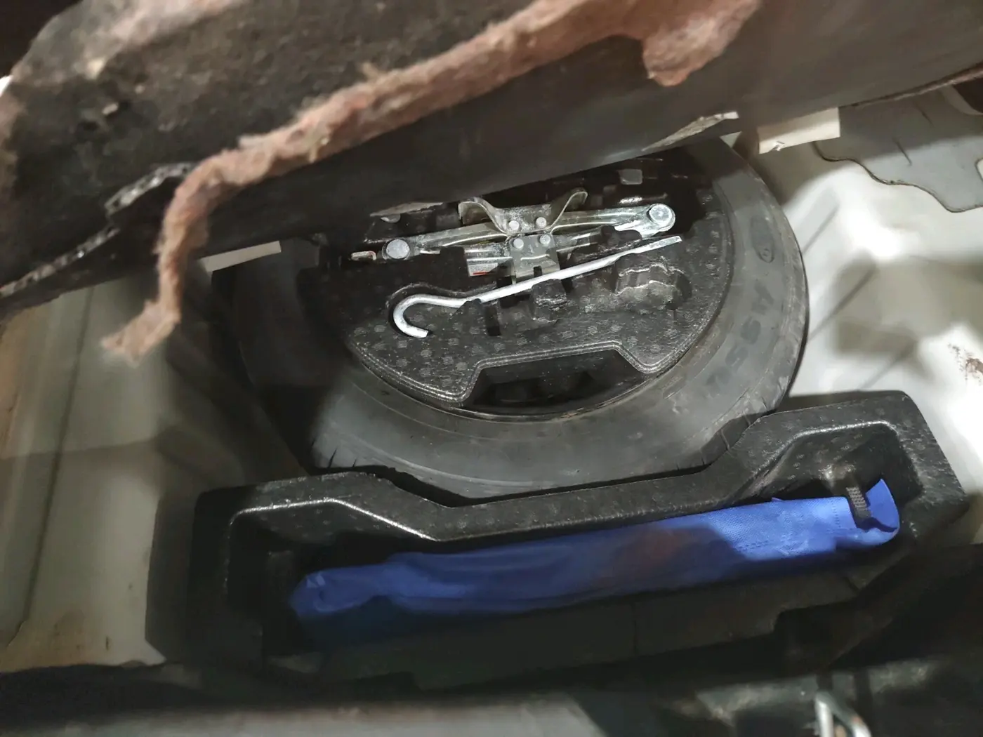 2023 Maruti Ciaz ZETA AT 1.5  SHVS PETROL, Petrol, Automatic, 27,664 km, tyre