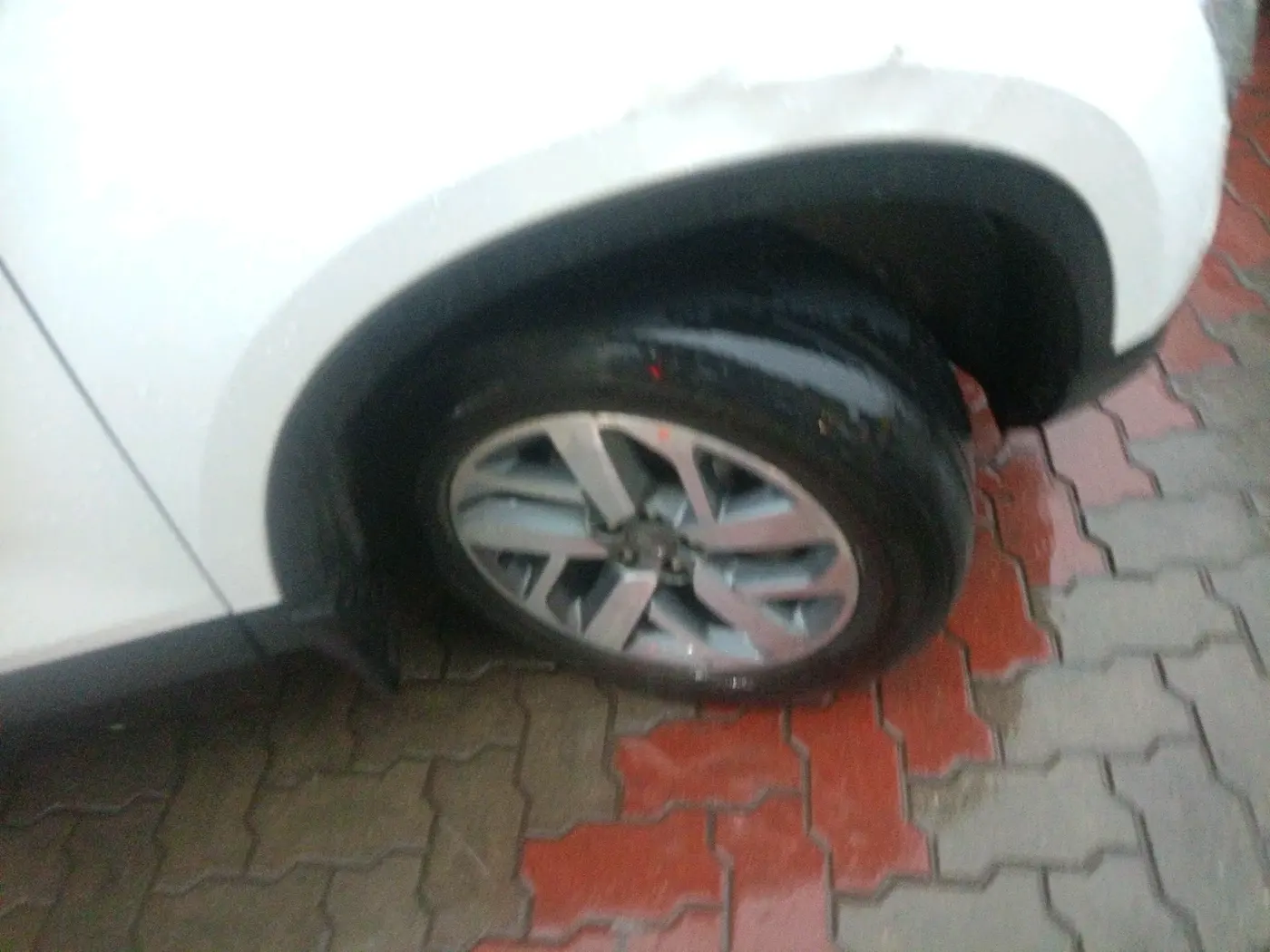 2022 Tata Safari XZA PLUS, Diesel, Automatic, 2,02,669 km, tyre