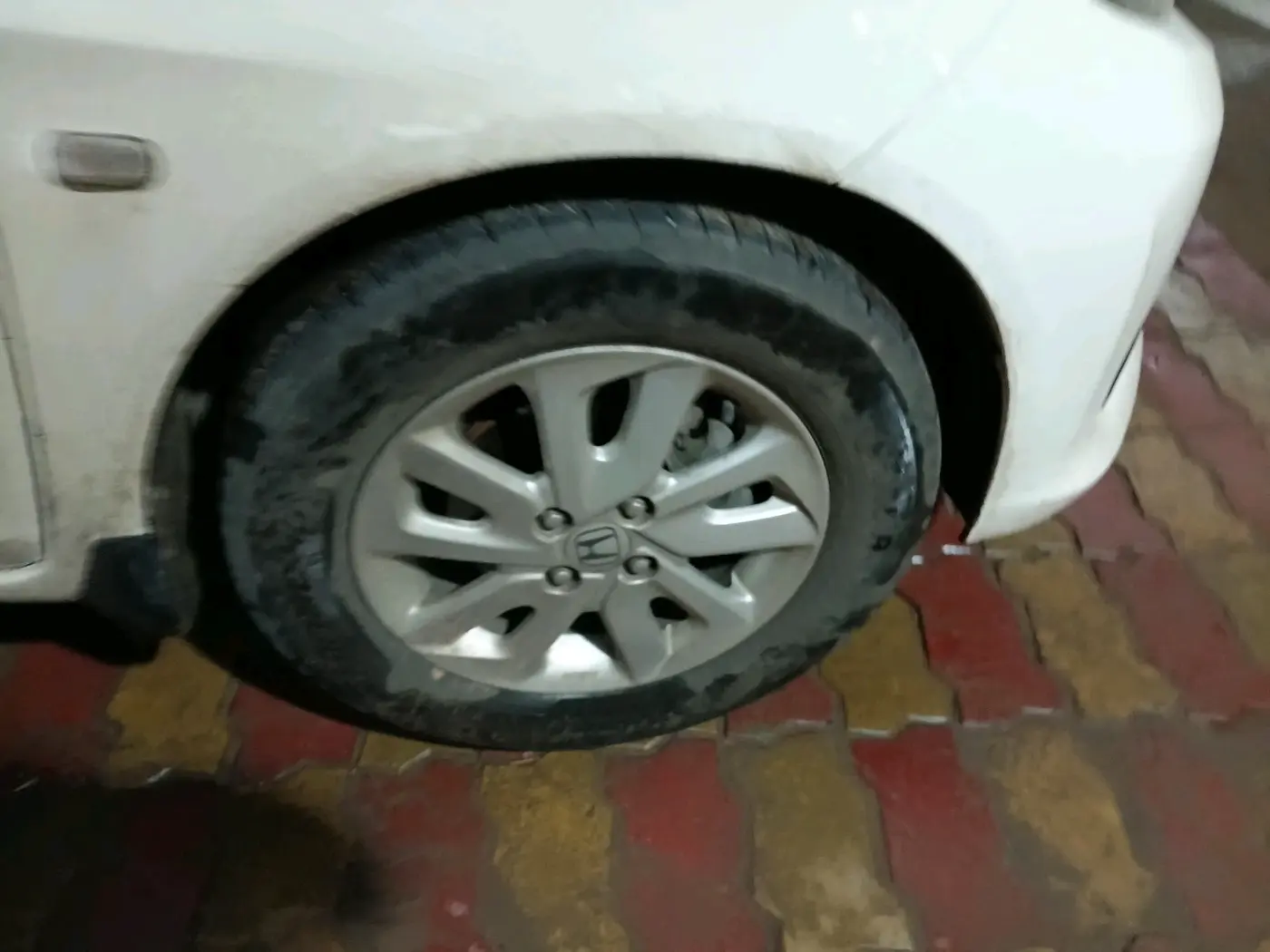 2014 Honda Mobilio 1.5L I-DTEC V, Diesel, Manual, 1,14,751 km, tyre