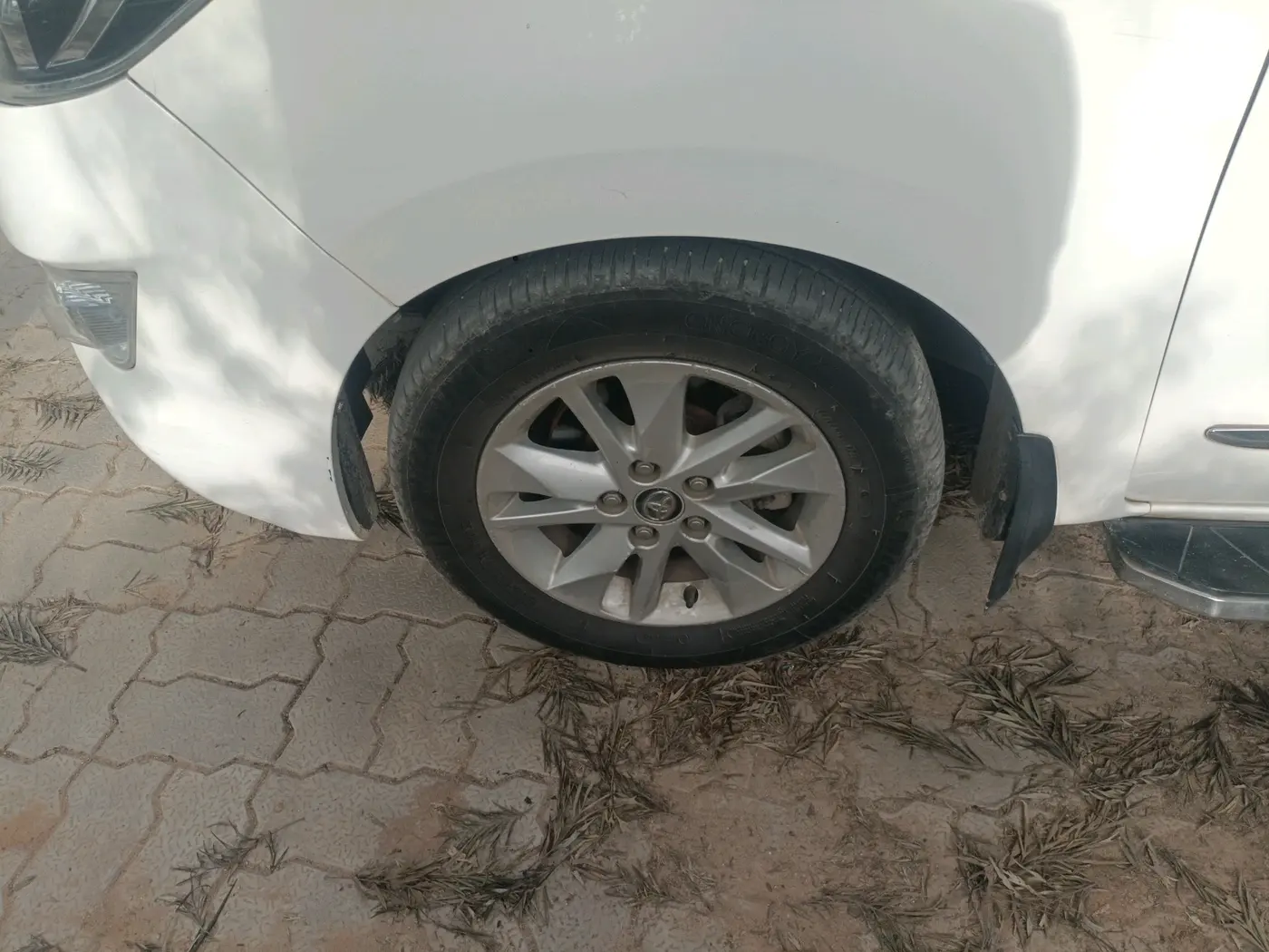 2017 Toyota Innova Crysta 2.4 GX 8 STR, Diesel, Manual, 1,82,157 km, tyre