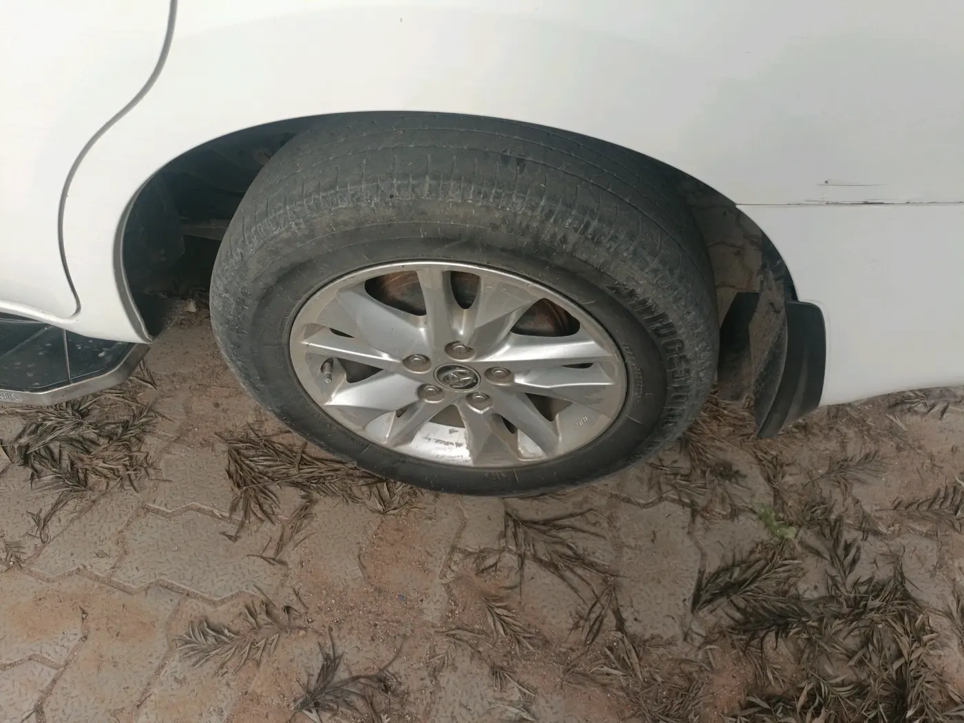 2017 Toyota Innova Crysta 2.4 GX 8 STR, Diesel, Manual, 1,82,157 km, tyre