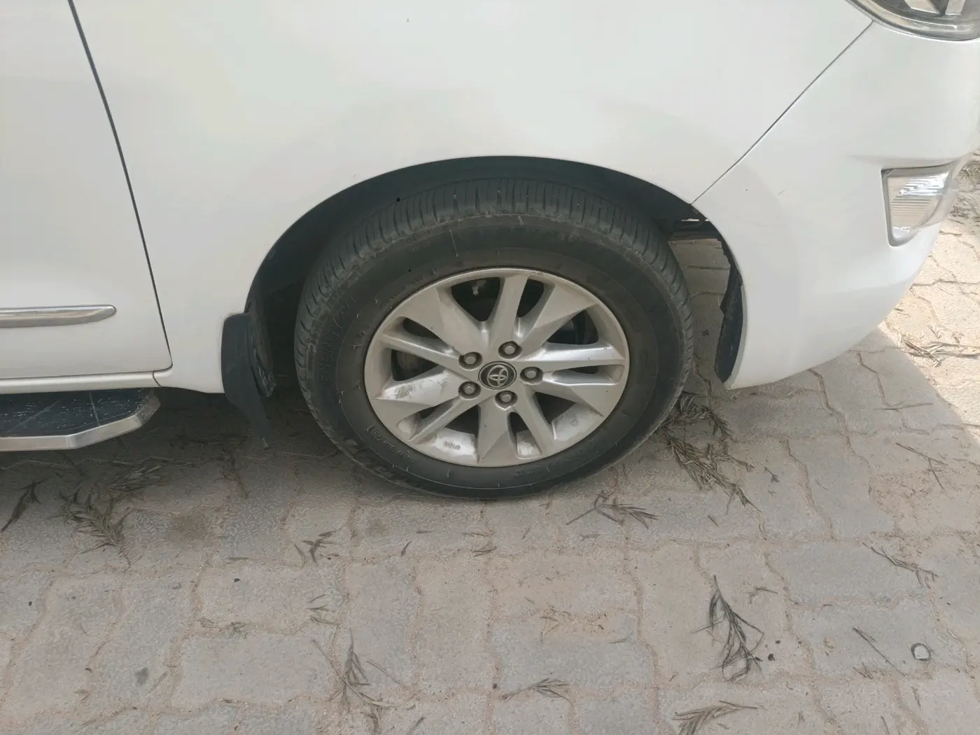 2017 Toyota Innova Crysta 2.4 GX 8 STR, Diesel, Manual, 1,82,157 km, tyre