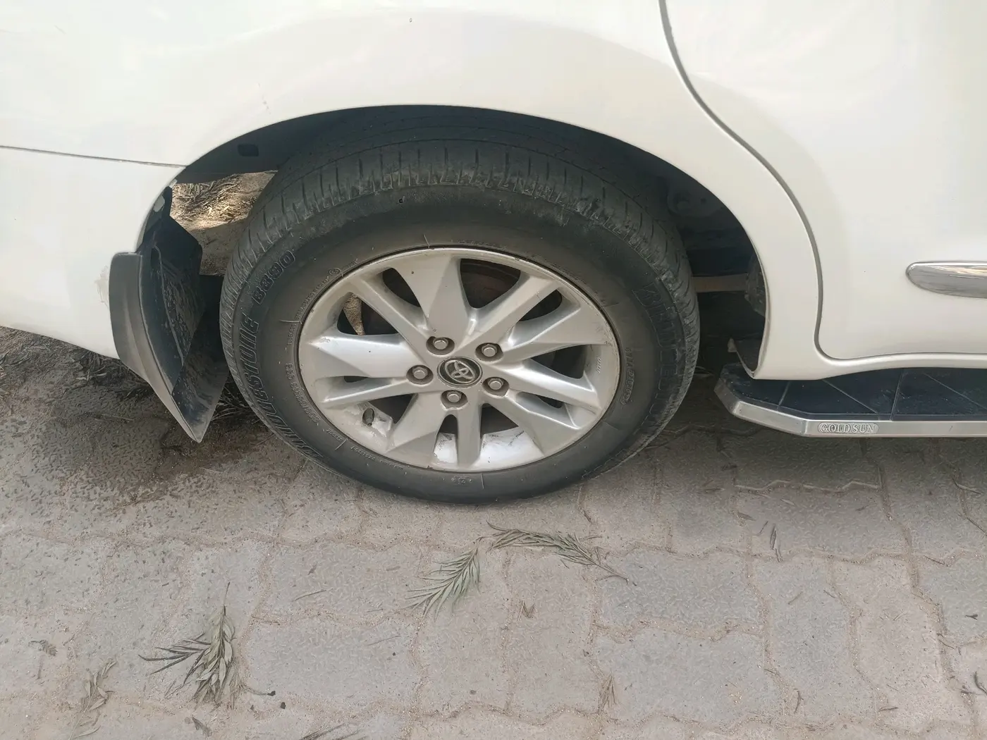2017 Toyota Innova Crysta 2.4 GX 8 STR, Diesel, Manual, 1,82,157 km, tyre