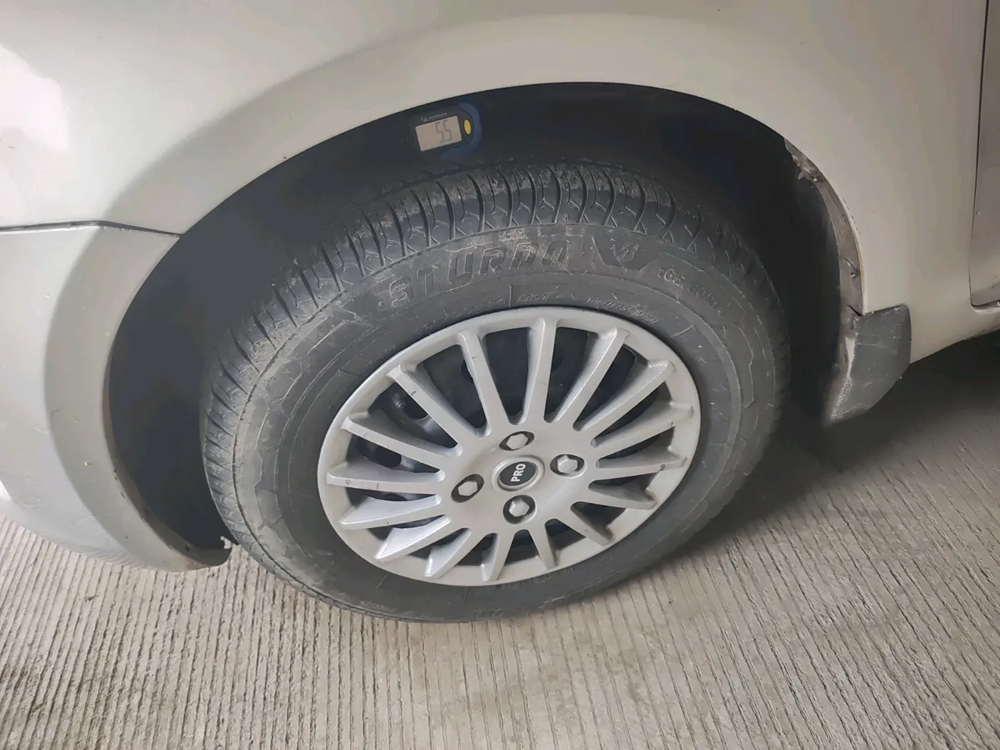 2013 Maruti Swift VXI, Petrol, Manual, 51,450 km, tyre