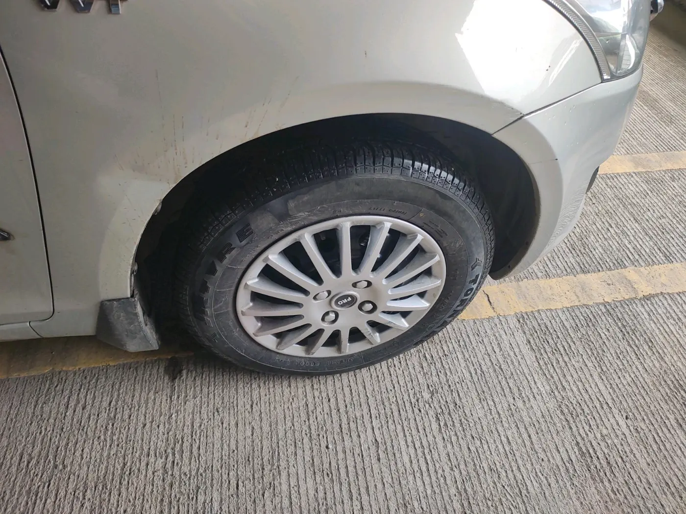 2013 Maruti Swift VXI, Petrol, Manual, 51,450 km, tyre