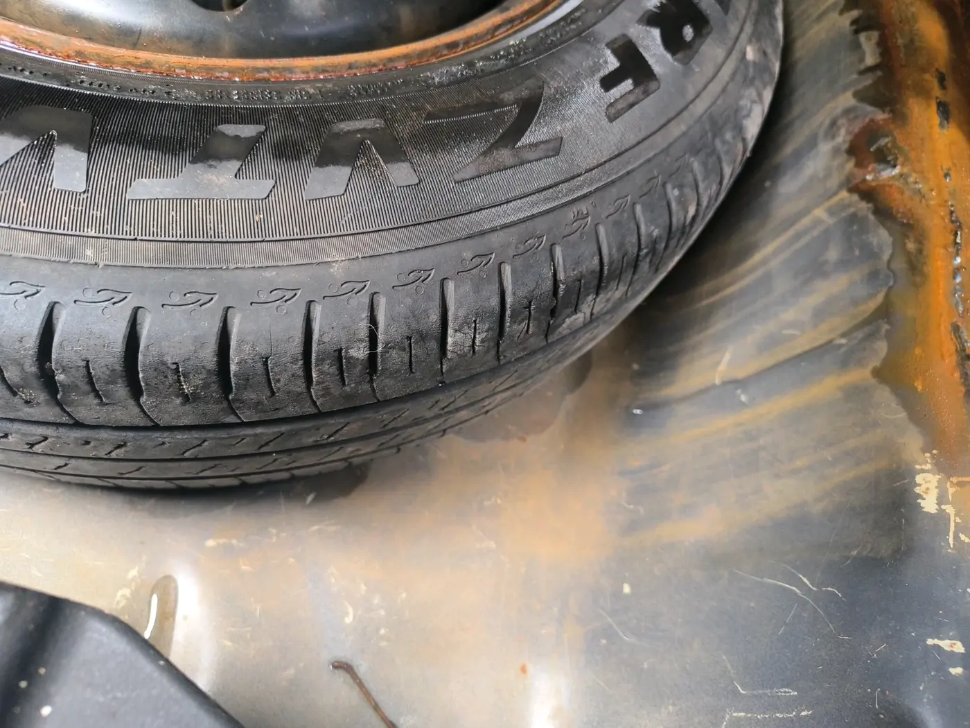 2018 Maruti Dzire VXI, CNG, Manual, 82,256 km, tyre
