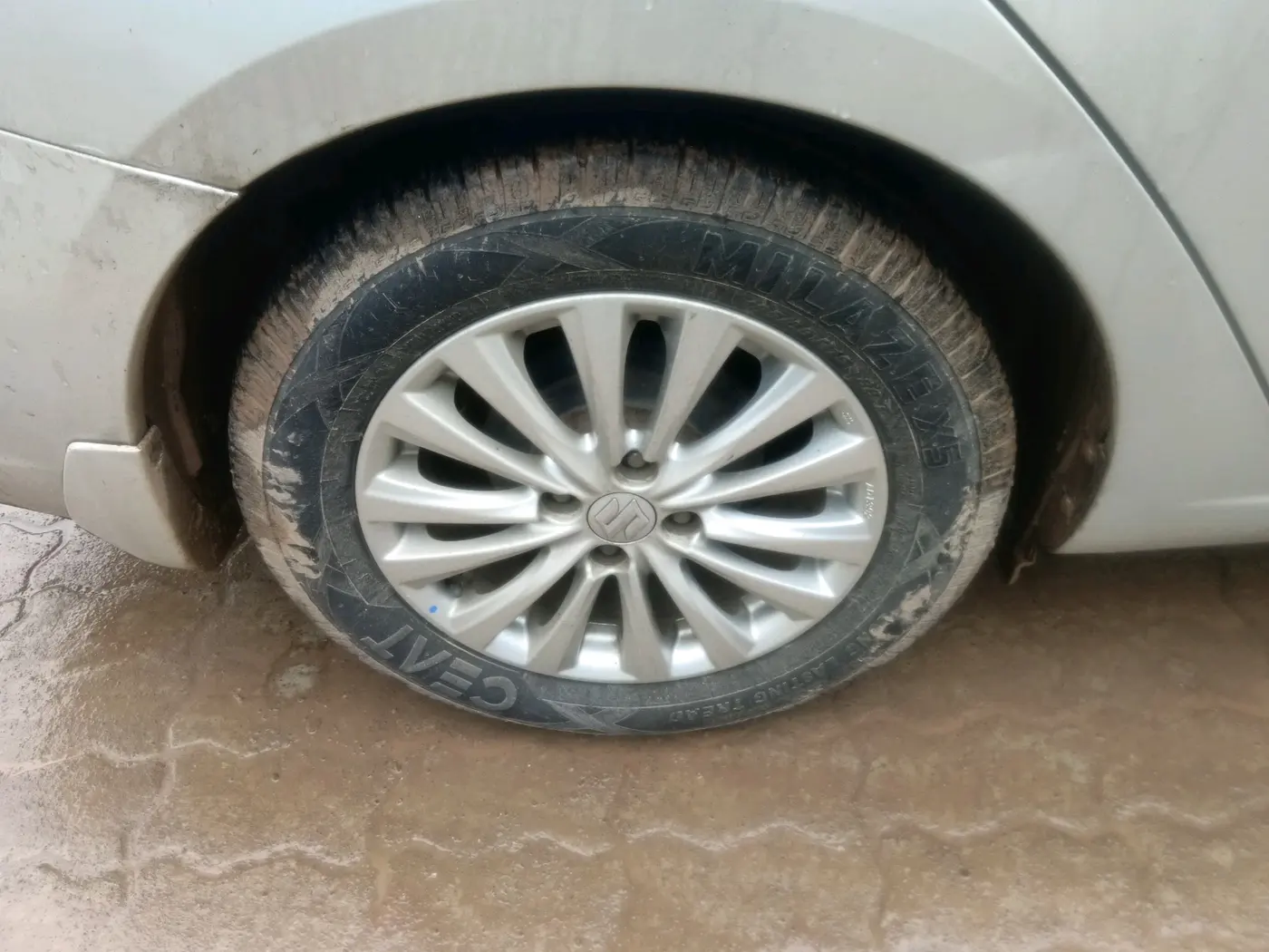 2015 Maruti Ciaz ZXI, CNG, Manual, 1,72,433 km, tyre