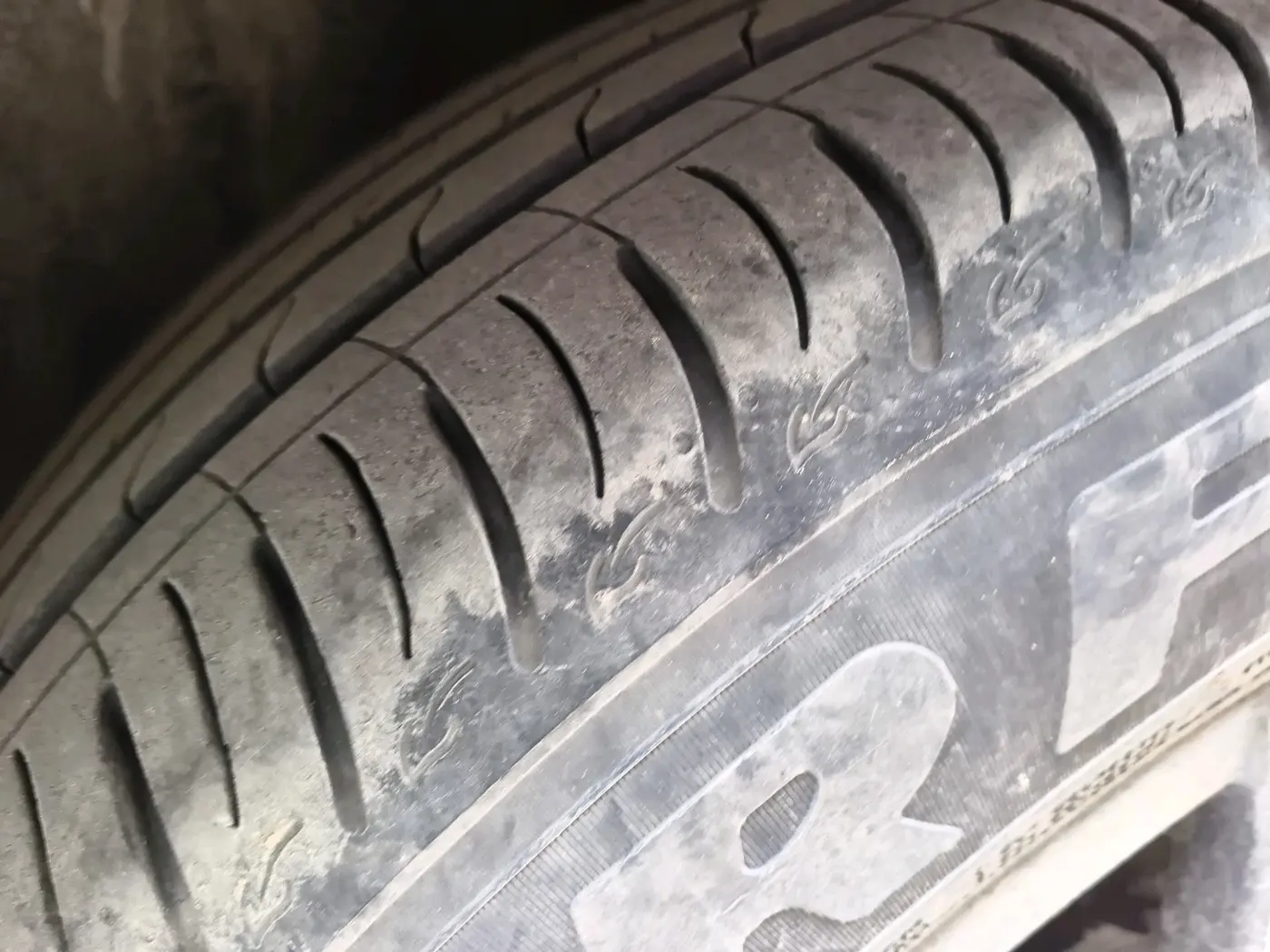 2022 Mahindra XUV700 AX 7 P AT 7 STR, Petrol, Automatic, 76,834 km, tyre