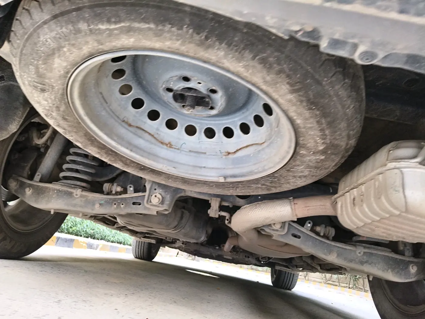2022 Mahindra XUV700 AX 7 P AT 7 STR, Petrol, Automatic, 76,834 km, tyre