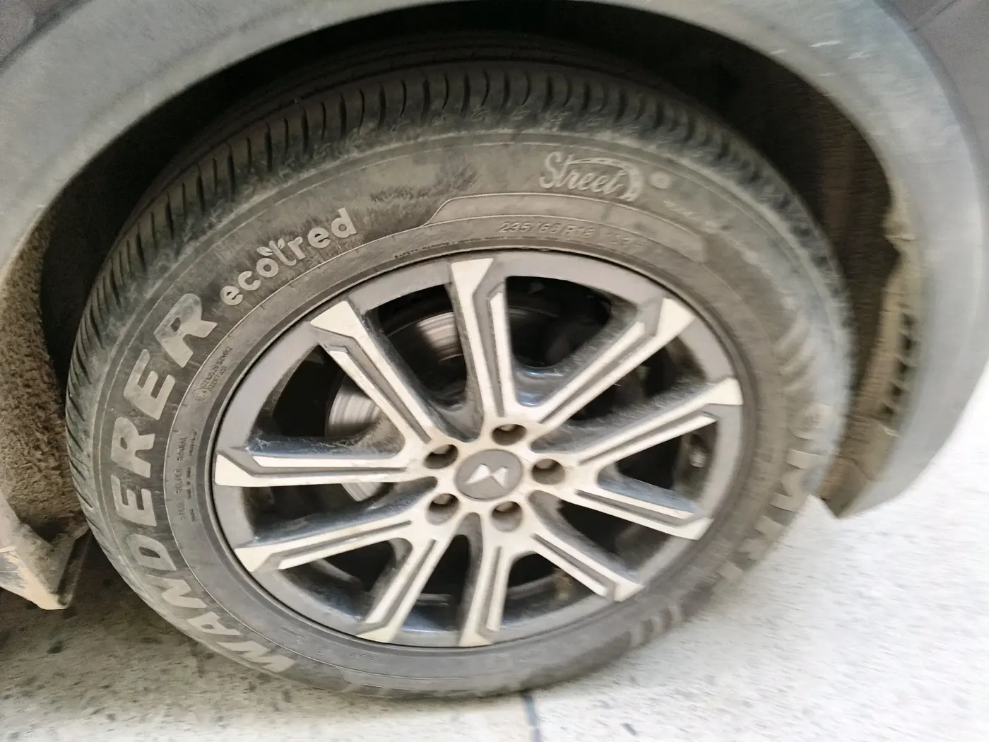 2022 Mahindra XUV700 AX 7 P AT 7 STR, Petrol, Automatic, 76,834 km, tyre