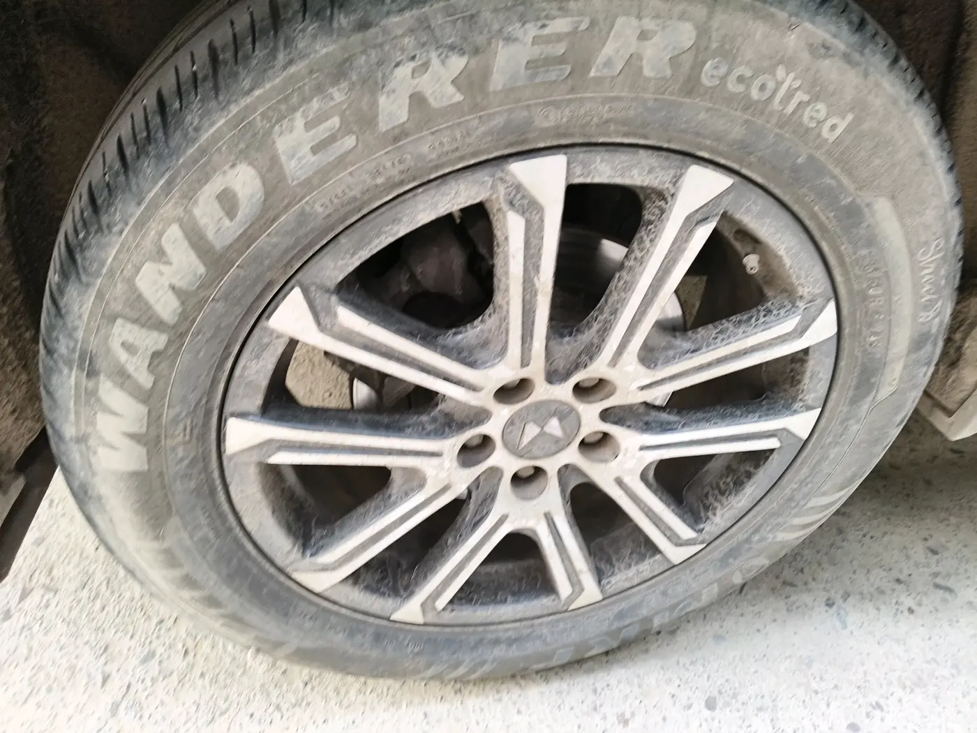 2022 Mahindra XUV700 AX 7 P AT 7 STR, Petrol, Automatic, 76,834 km, tyre