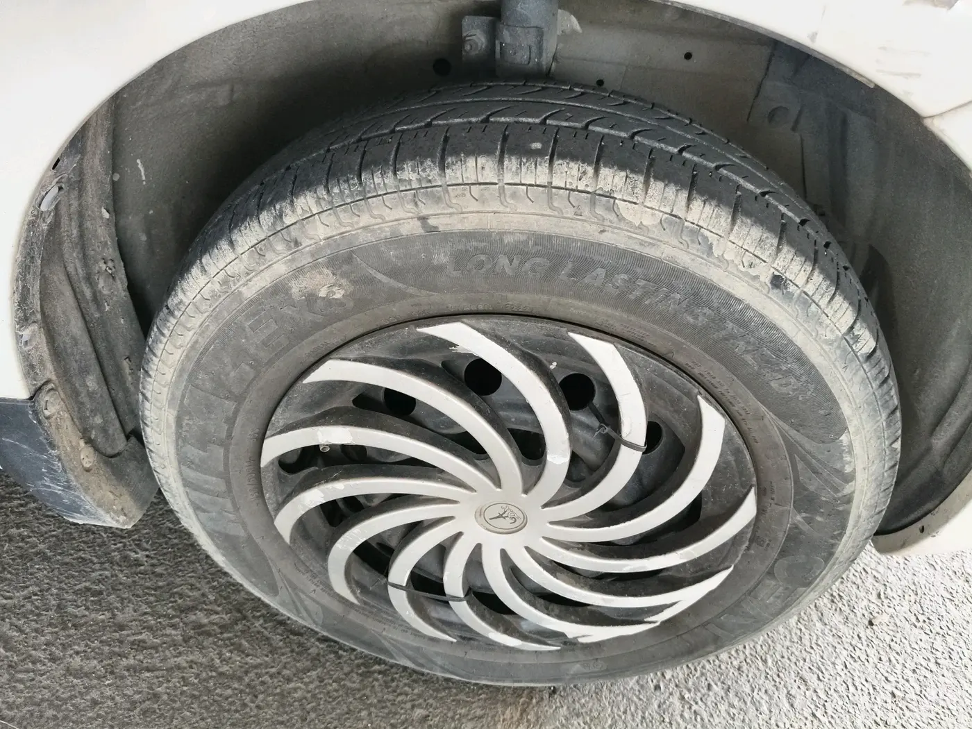 2015 Maruti Swift VXI, Petrol, Manual, 85,263 km, tyre