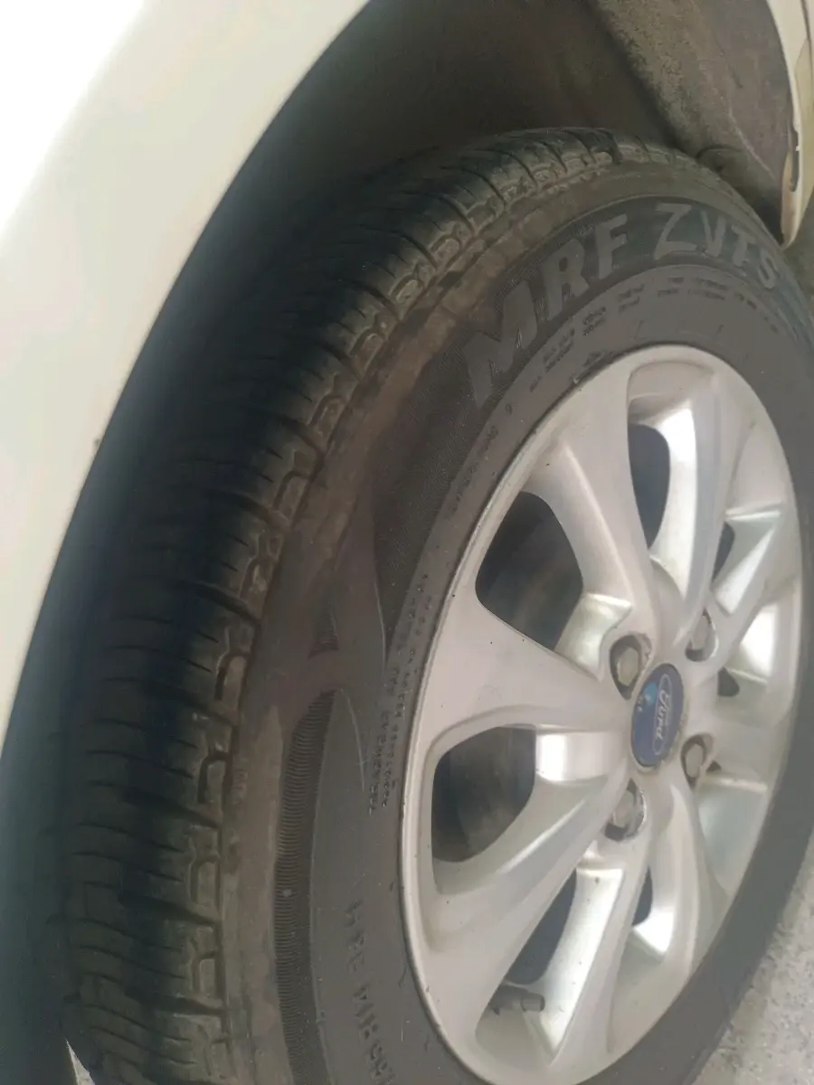 2011 Ford Figo TITANIUM 1.4 DIESEL, Diesel, Manual, 1,06,170 km, tyre
