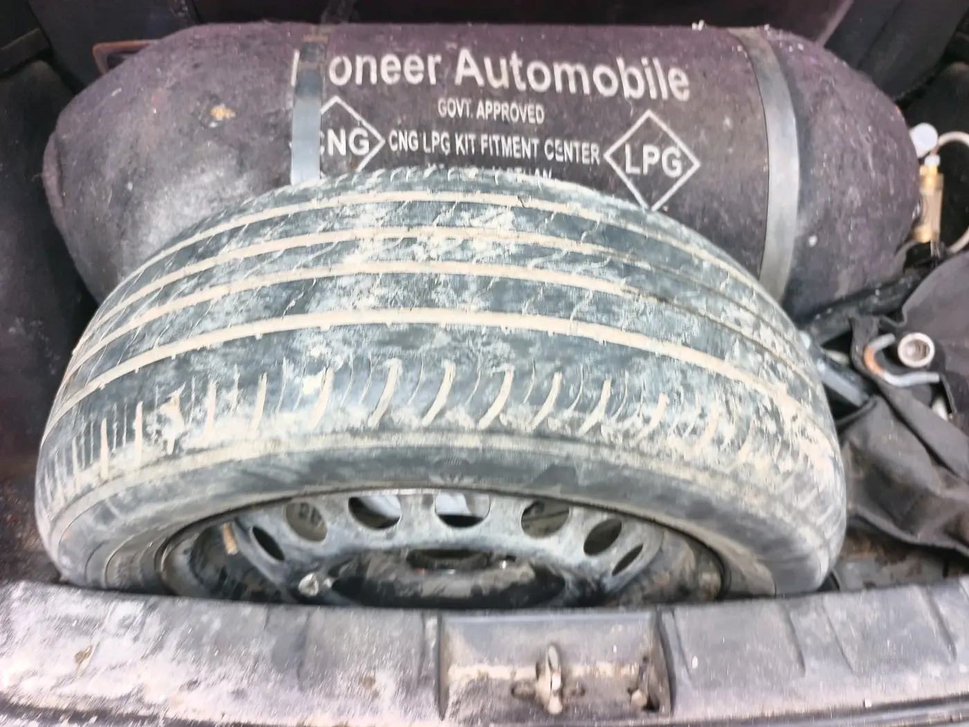 2022 Tata NEXON XE PETROL, CNG, Manual, 1,45,435 km, tyre