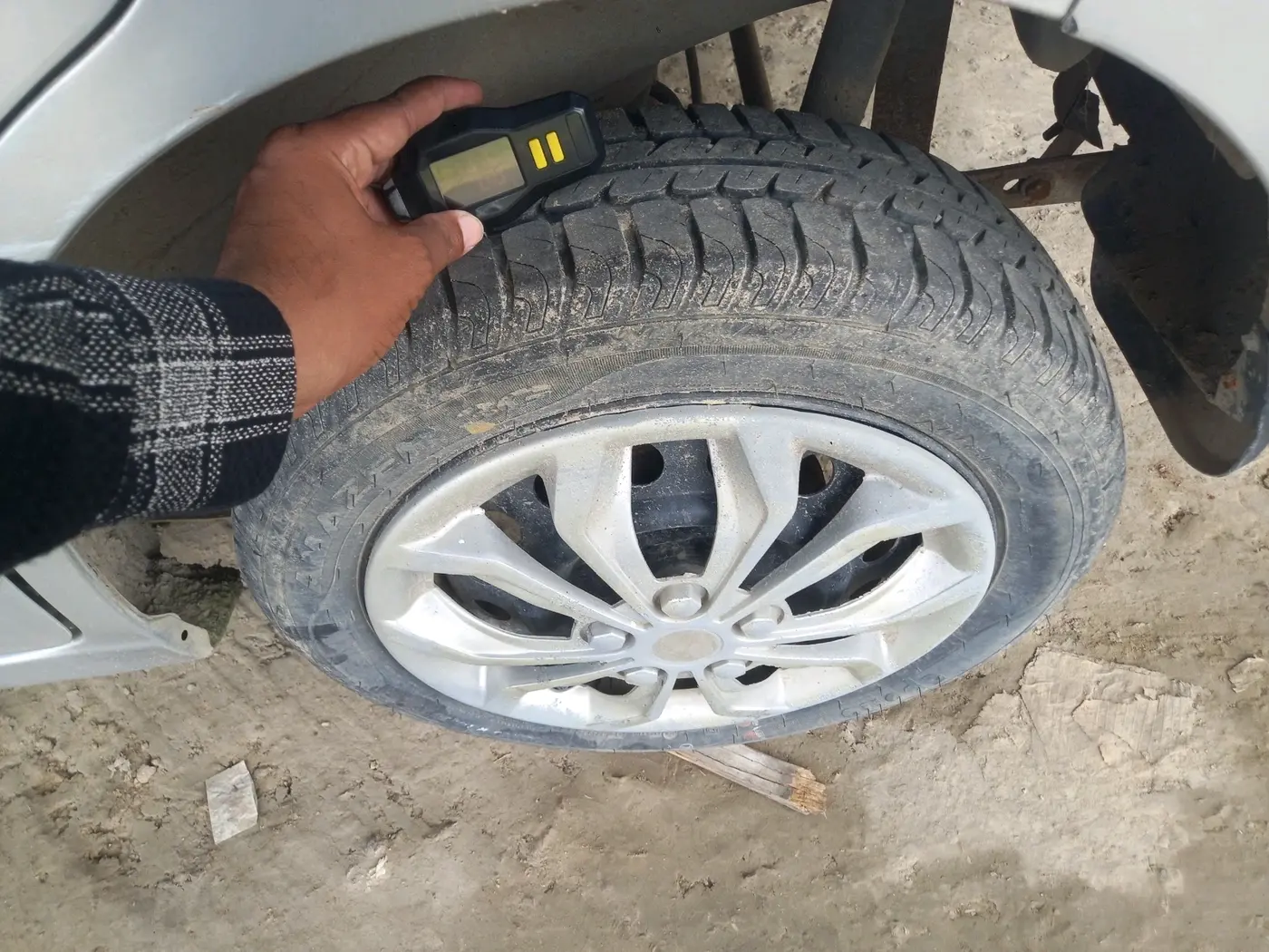 2017 Maruti Wagon R 1.0 VXI AMT, Petrol, Automatic, 27,675 km, tyre