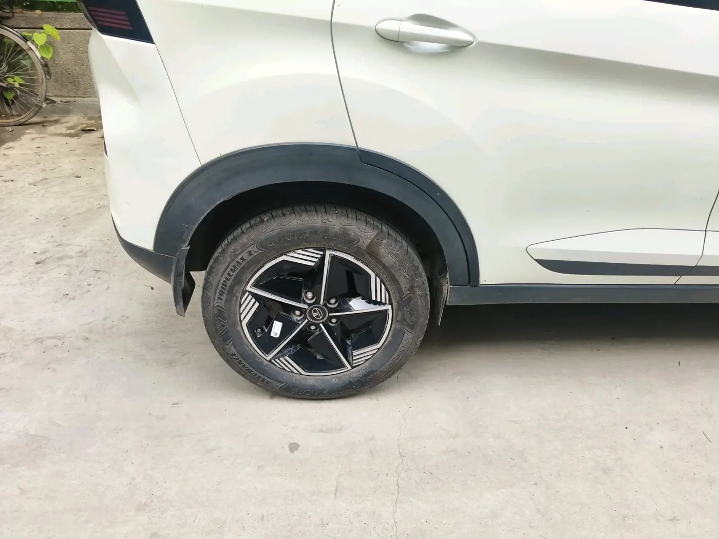 2023 Tata NEXON CREATIVE 1.2 REVOTRON 7 DCA, Petrol, Automatic, 13,071 km, tyre