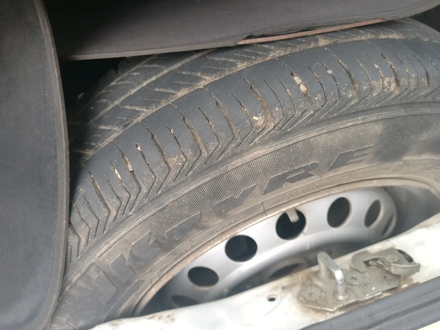2016 Maruti Swift LXI (O), CNG, Manual, 92,523 km, tyre