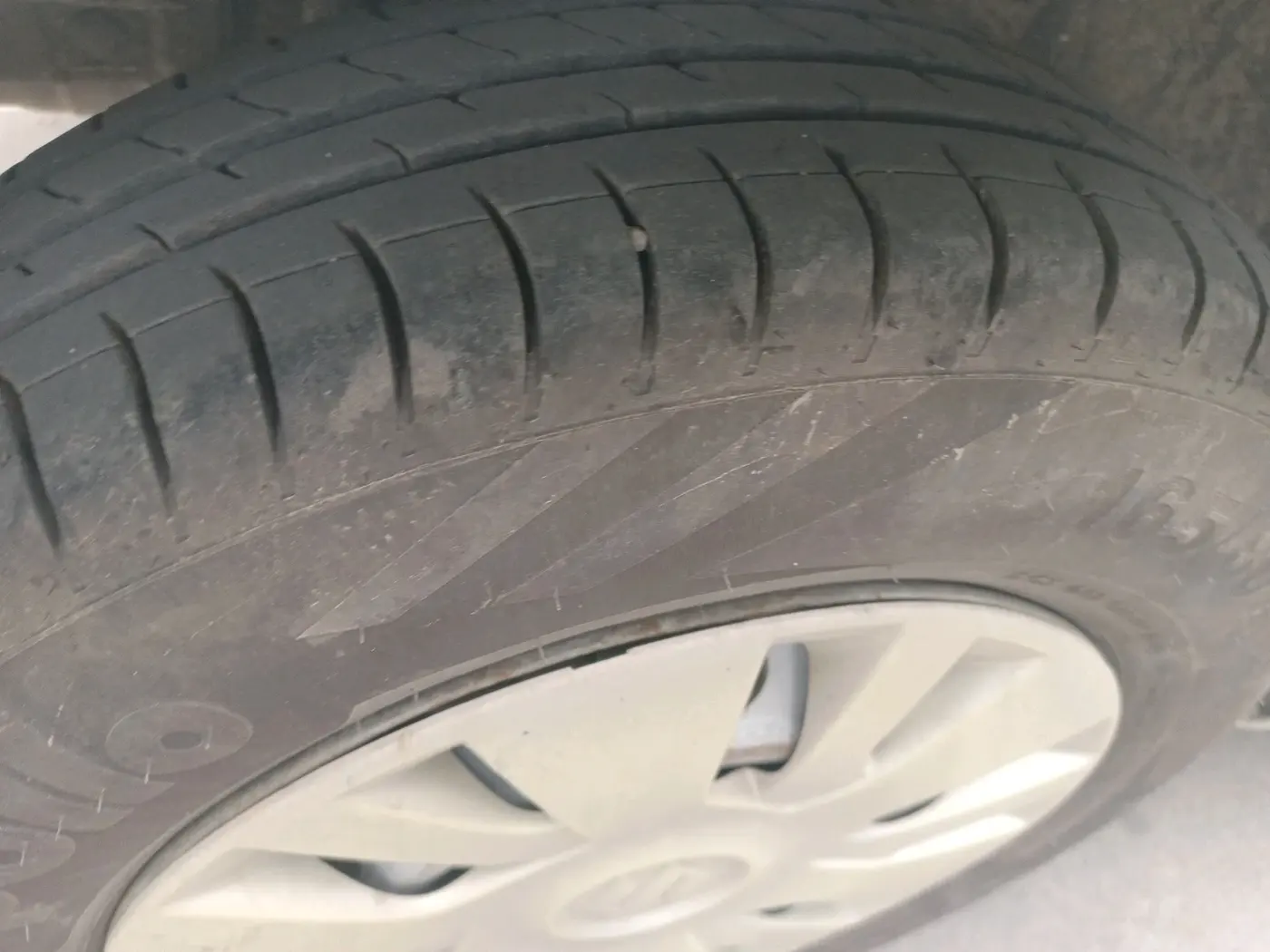 2016 Maruti Swift LXI (O), CNG, Manual, 92,523 km, tyre