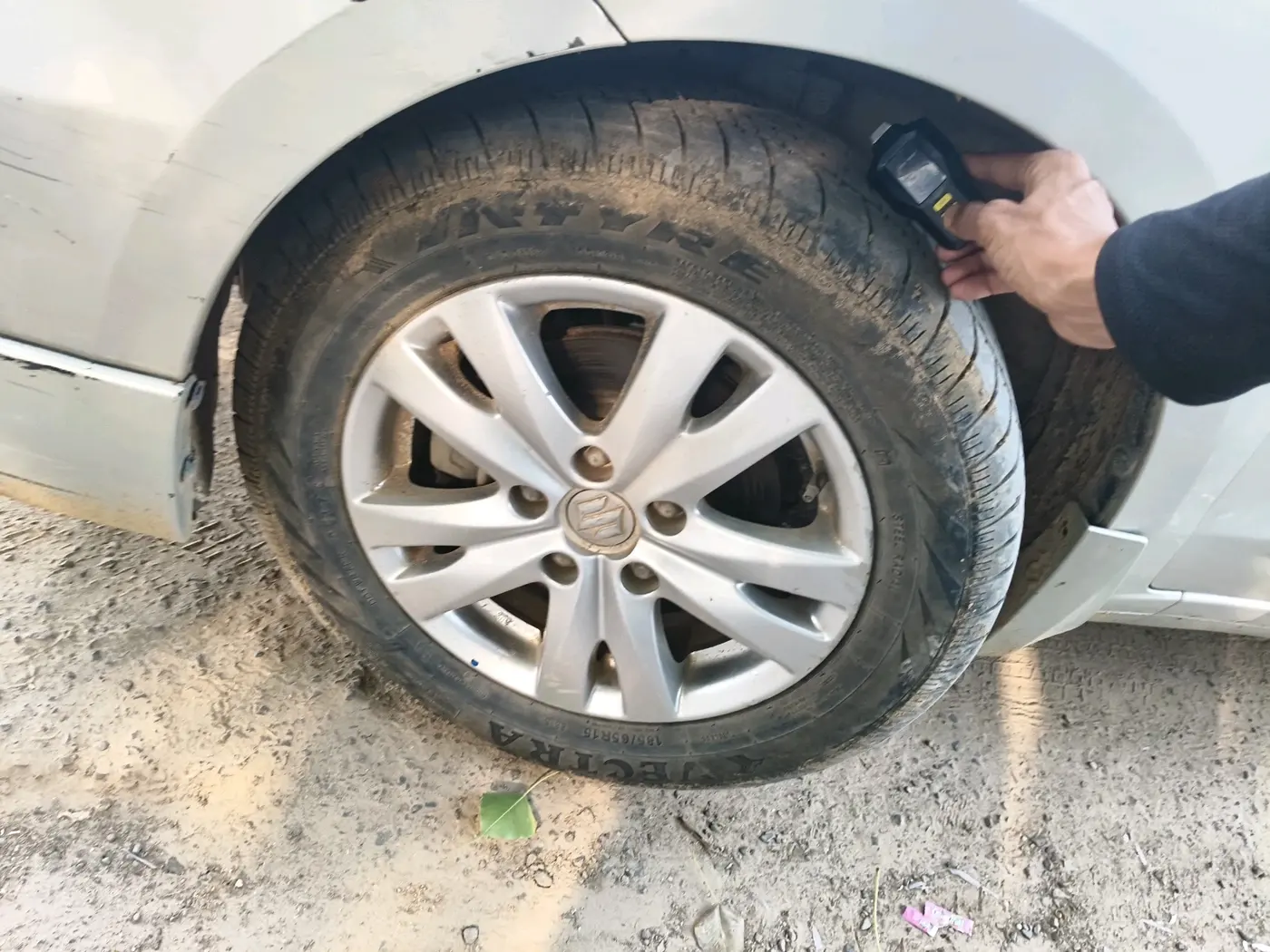 2017 Maruti Ertiga ZXI, Petrol, Manual, 65,379 km, tyre