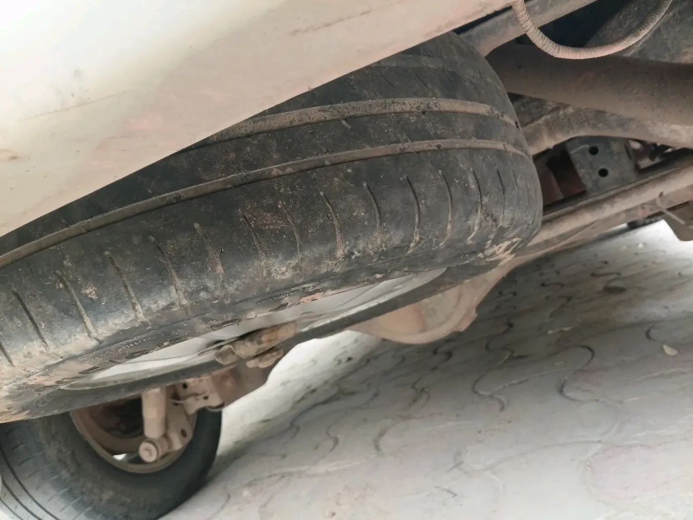 2013 Toyota Innova 2.5 ZX 7 STR, Diesel, Manual, 2,82,466 km, tyre
