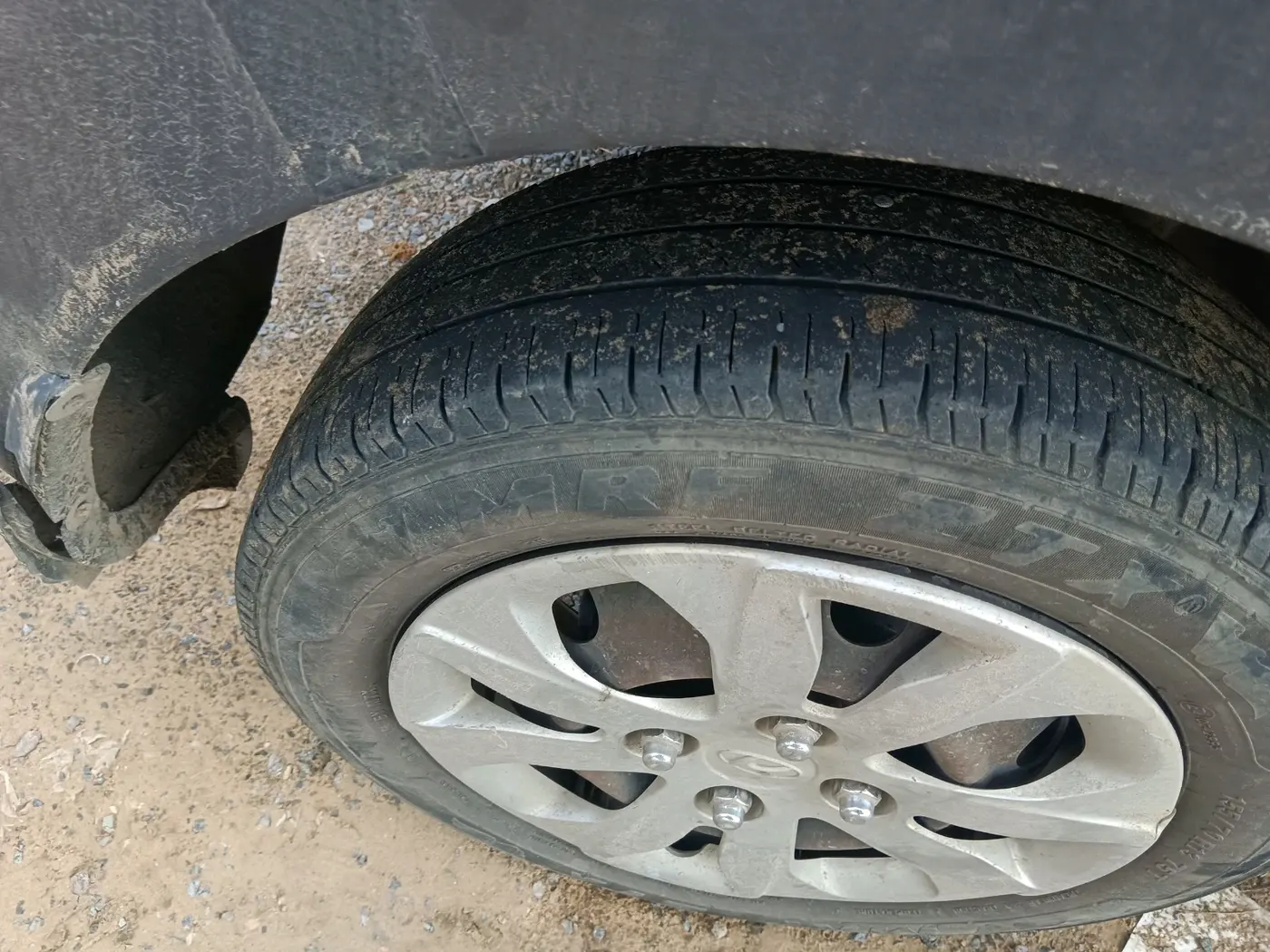 2016 Hyundai Eon MAGNA +, Petrol, Manual, 90,445 km, tyre