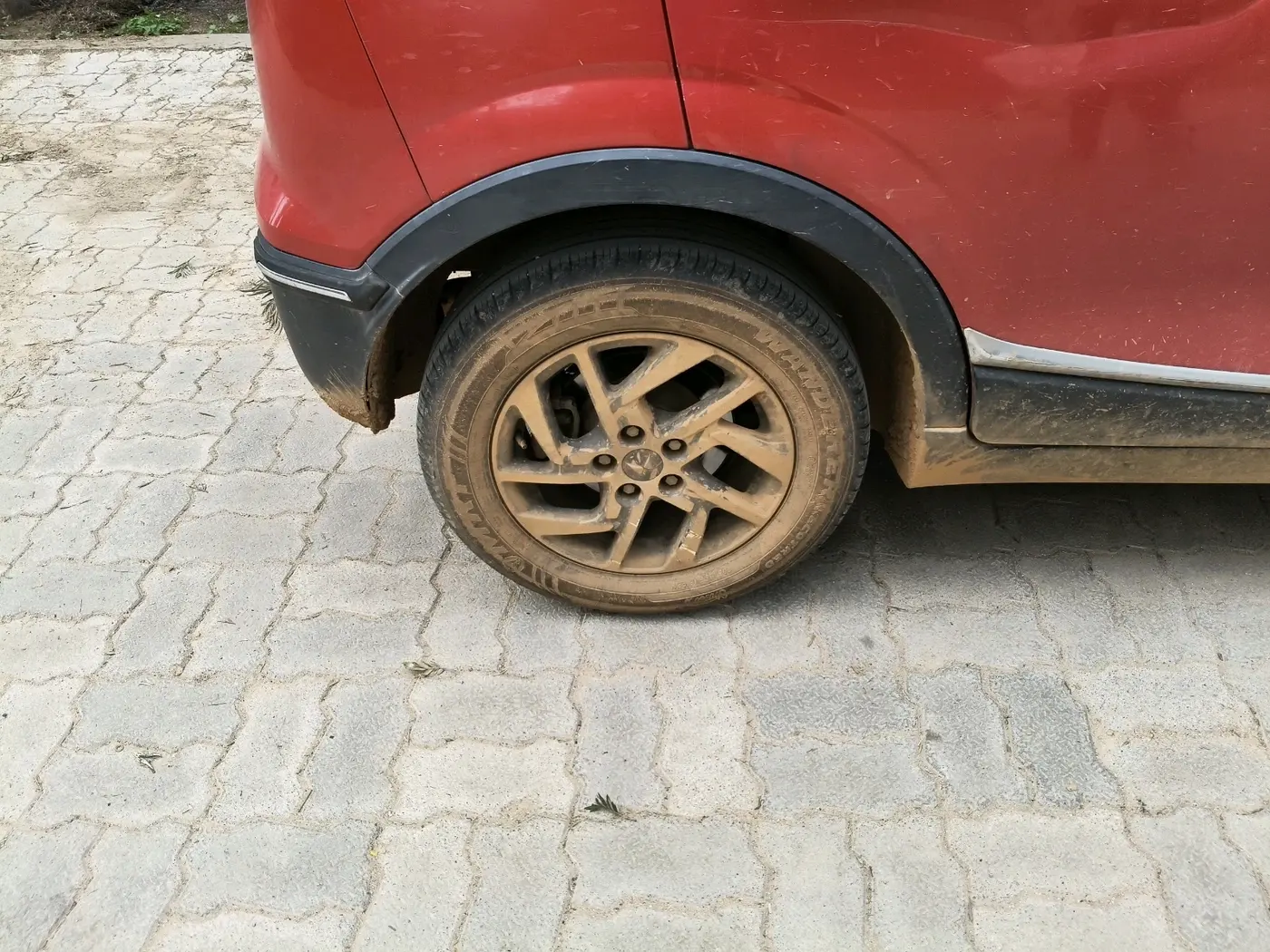 2022 Mahindra XUV300 W8 (O) 1.5 DIESEL, Diesel, Manual, 1,53,069 km, tyre