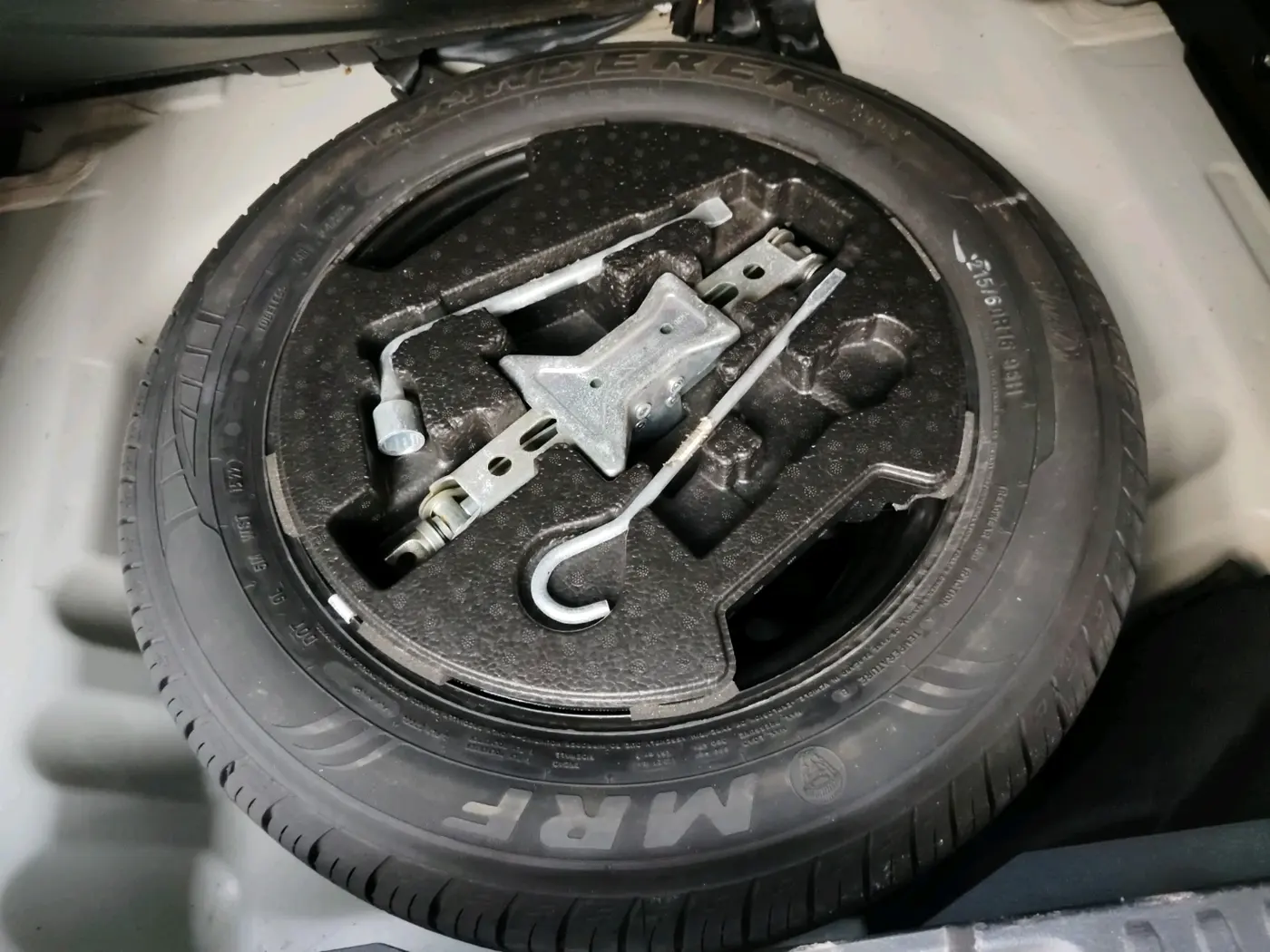 2022 Maruti Vitara Brezza ZXI AT SHVS, Petrol, Automatic, 44,998 km, tyre