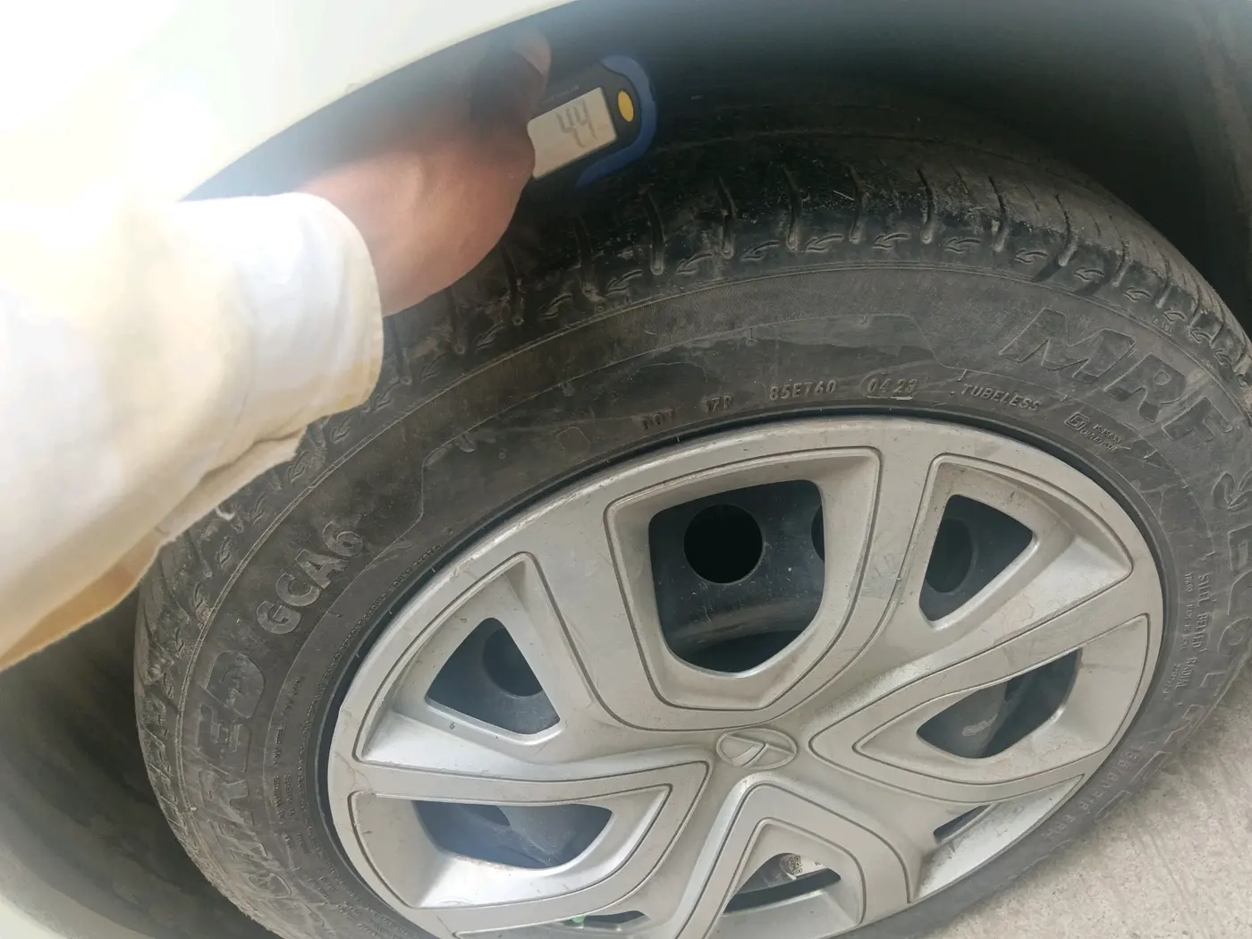2023 Tata ALTROZ XTA, Petrol, Automatic, 29,372 km, tyre