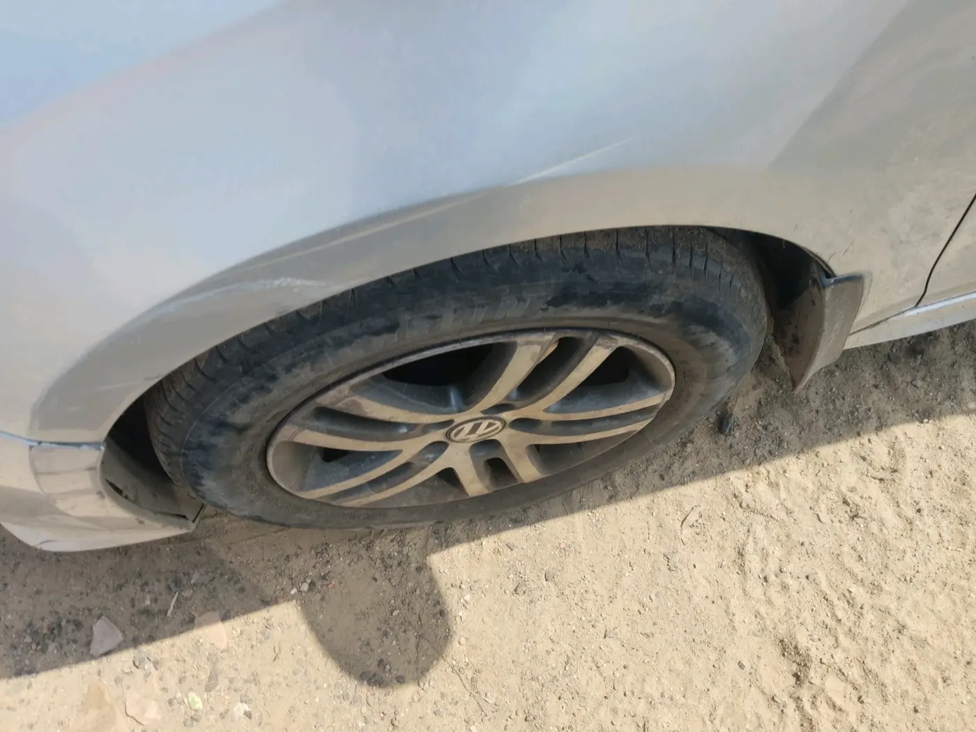 2015 Volkswagen Jetta HIGHLINE TDI AT, Diesel, Automatic, 2,35,355 km, tyre
