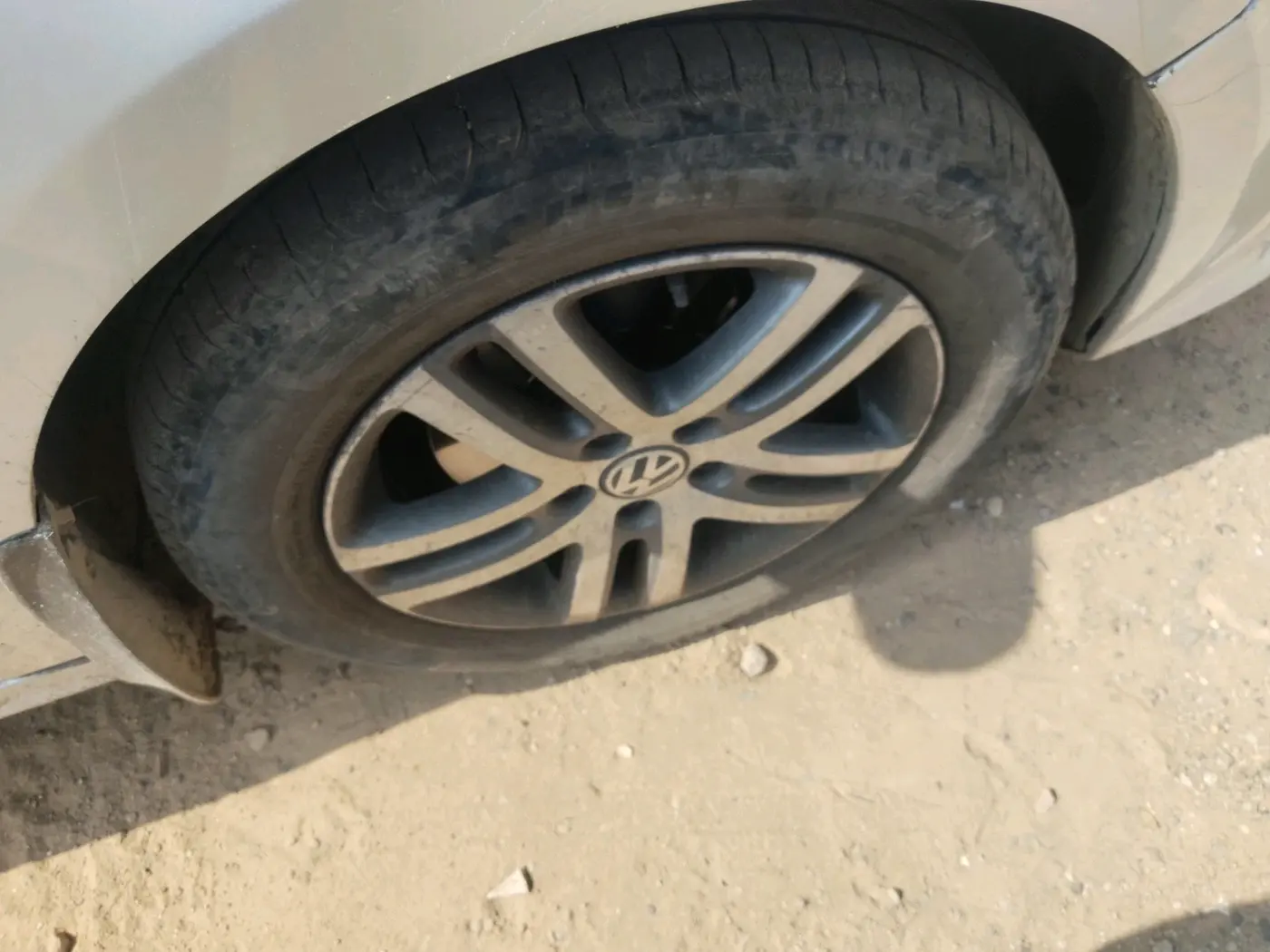 2015 Volkswagen Jetta HIGHLINE TDI AT, Diesel, Automatic, 2,35,355 km, tyre