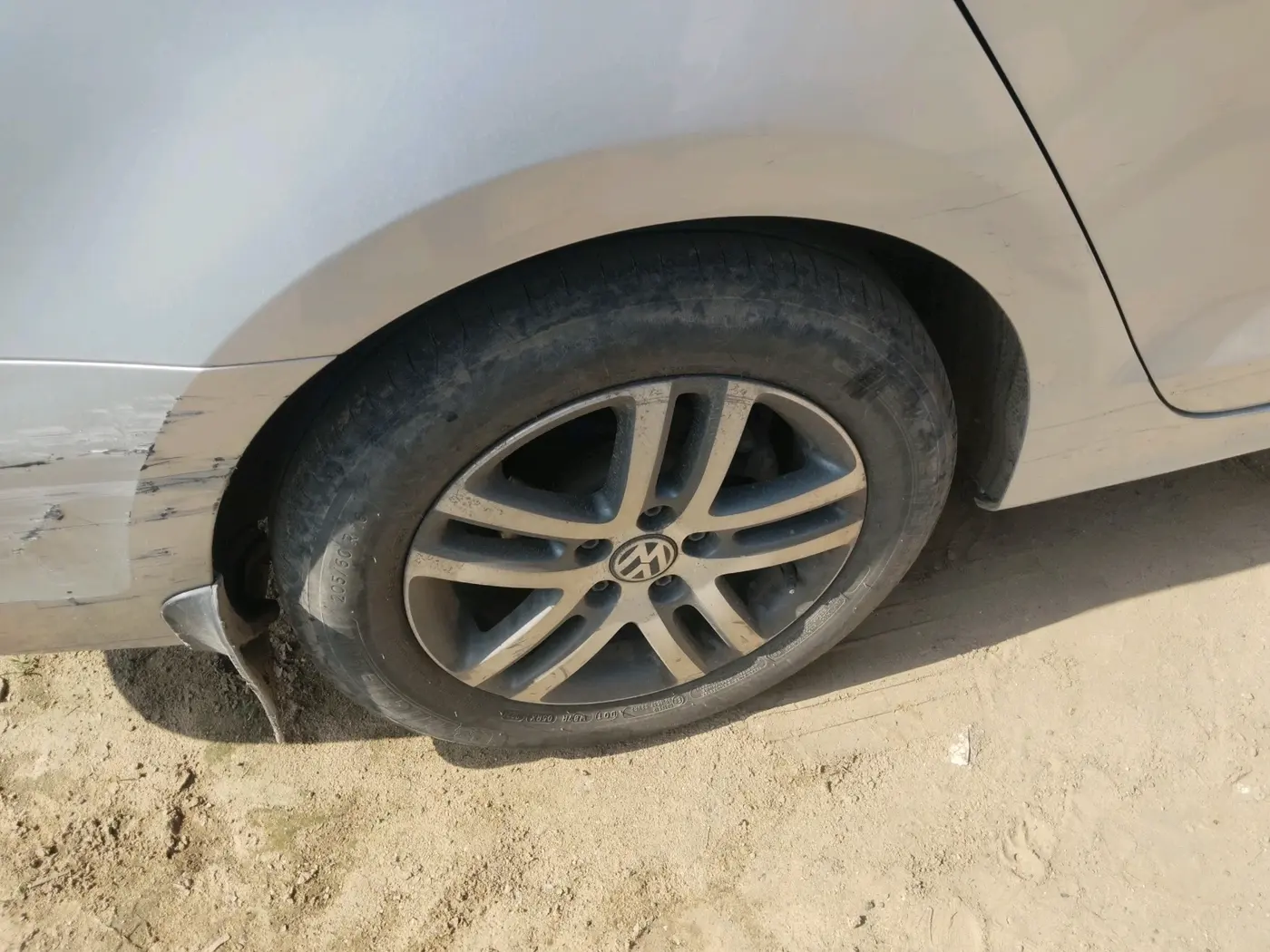 2015 Volkswagen Jetta HIGHLINE TDI AT, Diesel, Automatic, 2,35,355 km, tyre