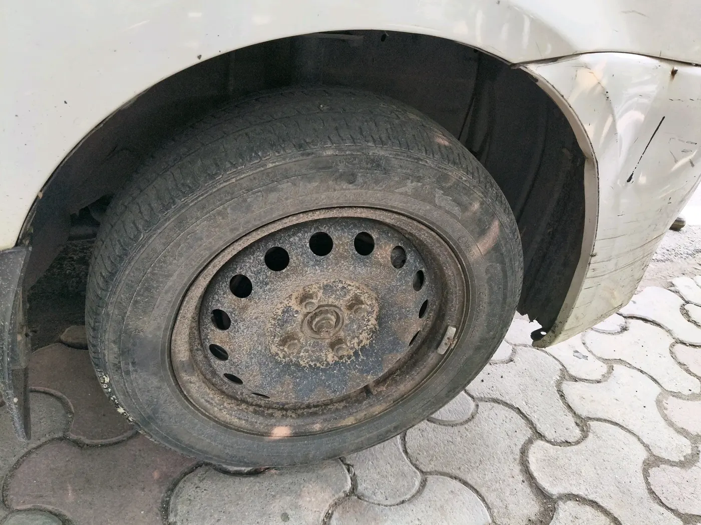 2012 Toyota Etios G, Petrol, Manual, 1,89,527 km, tyre