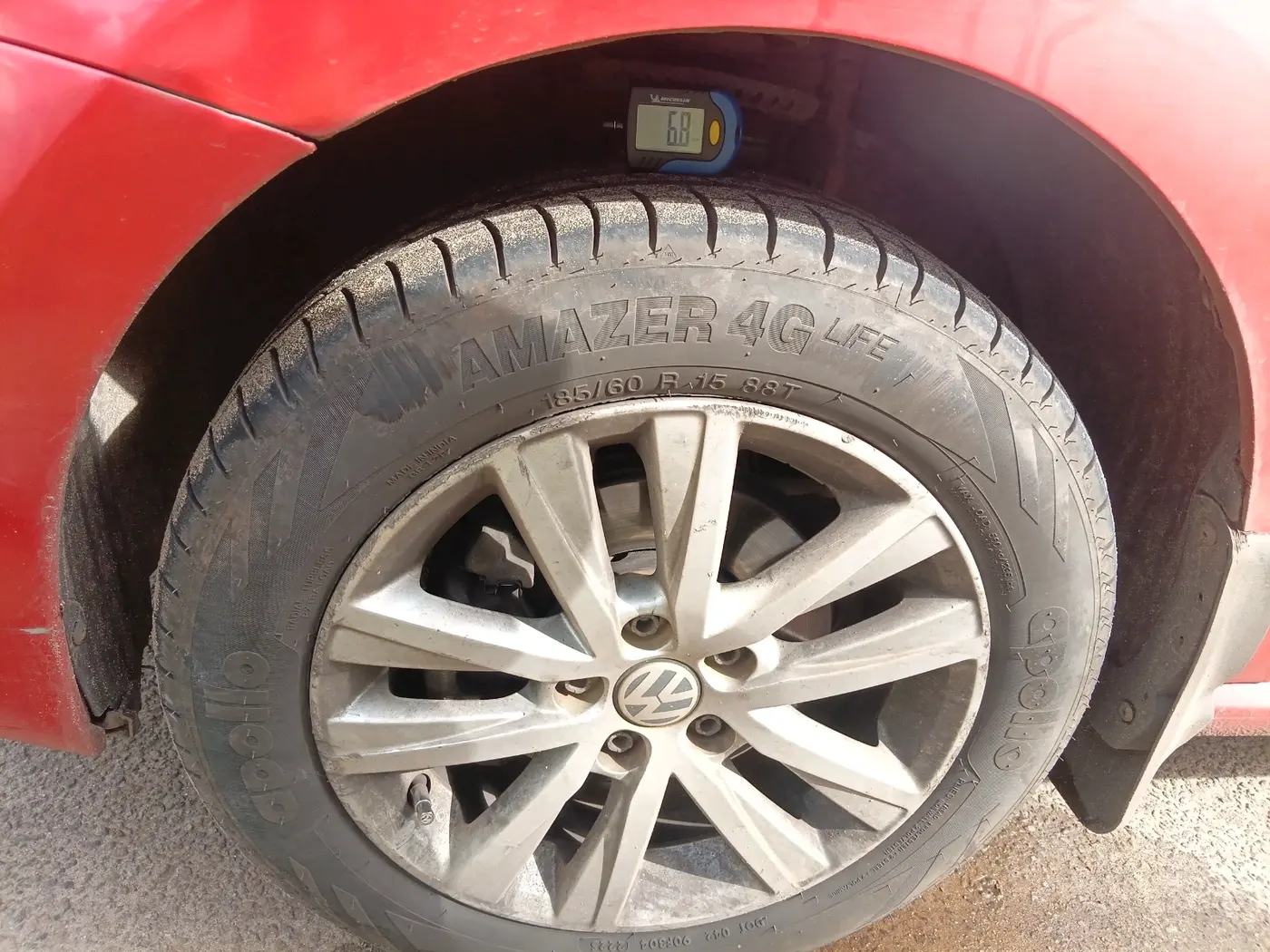 2015 Volkswagen Polo COMFORTLINE 1.5L, Diesel, Manual, 1,04,939 km, tyre