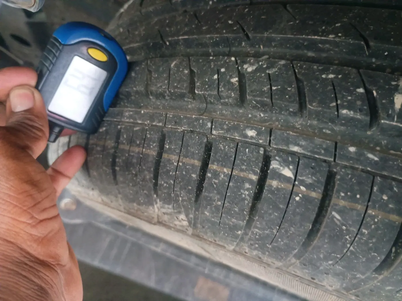 2024 Tata Safari PURE PLUS S DARK EDITION AT, Diesel, Automatic, 22,757 km, tyre