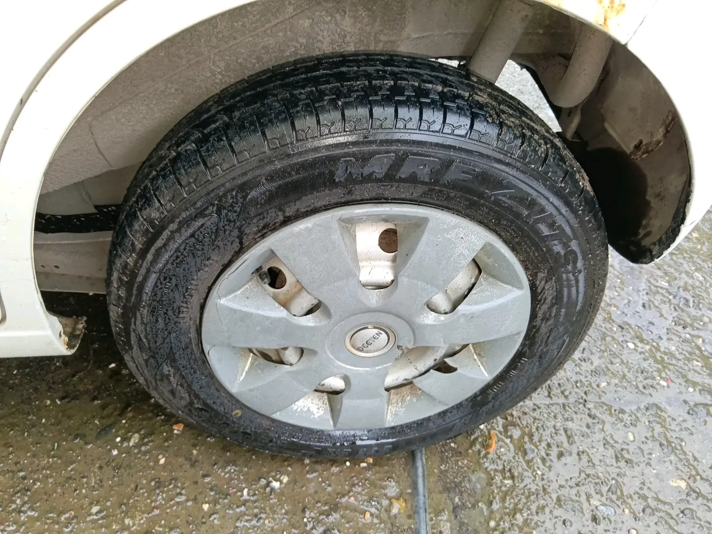 2013 Maruti Wagon R 1.0 LXI CNG, CNG, Manual, 91,437 km, tyre
