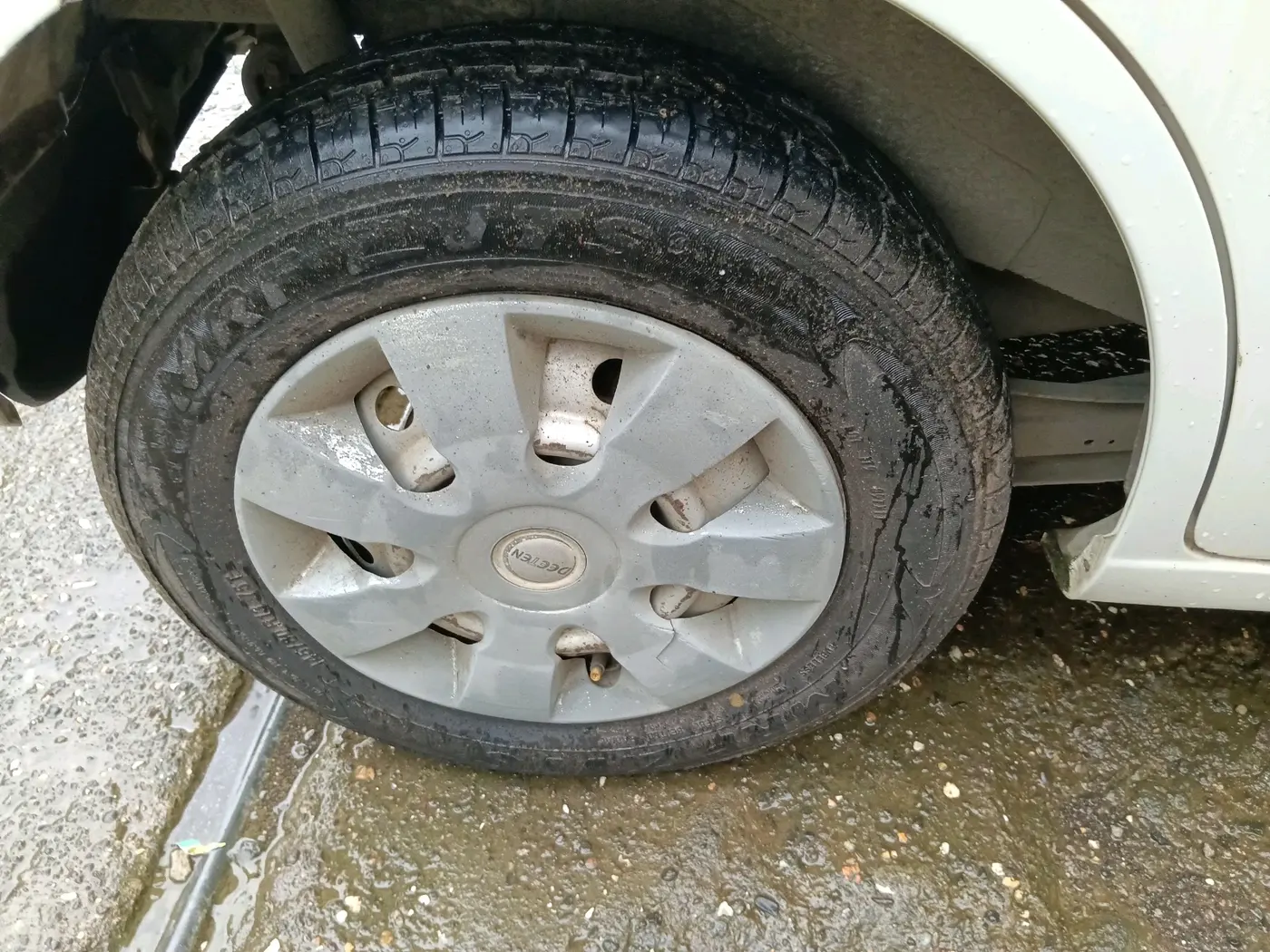 2013 Maruti Wagon R 1.0 LXI CNG, CNG, Manual, 91,437 km, tyre