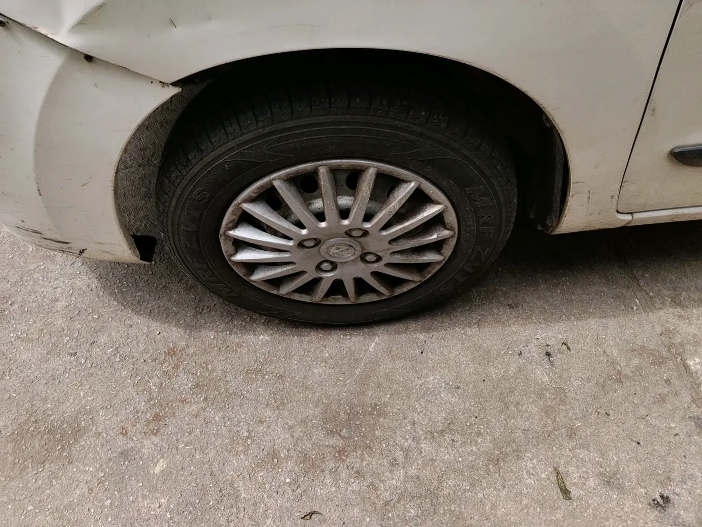 2017 Maruti Wagon R 1.0 LXI CNG, CNG, Manual, 2,21,033 km, tyre