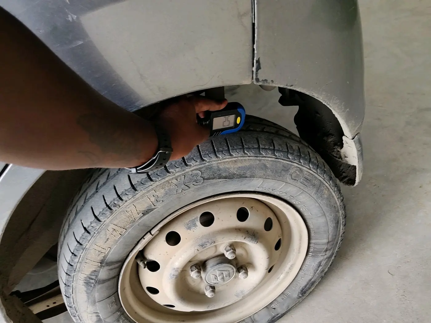 2013 Maruti Wagon R 1.0 LXI, CNG, Manual, 93,919 km, tyre